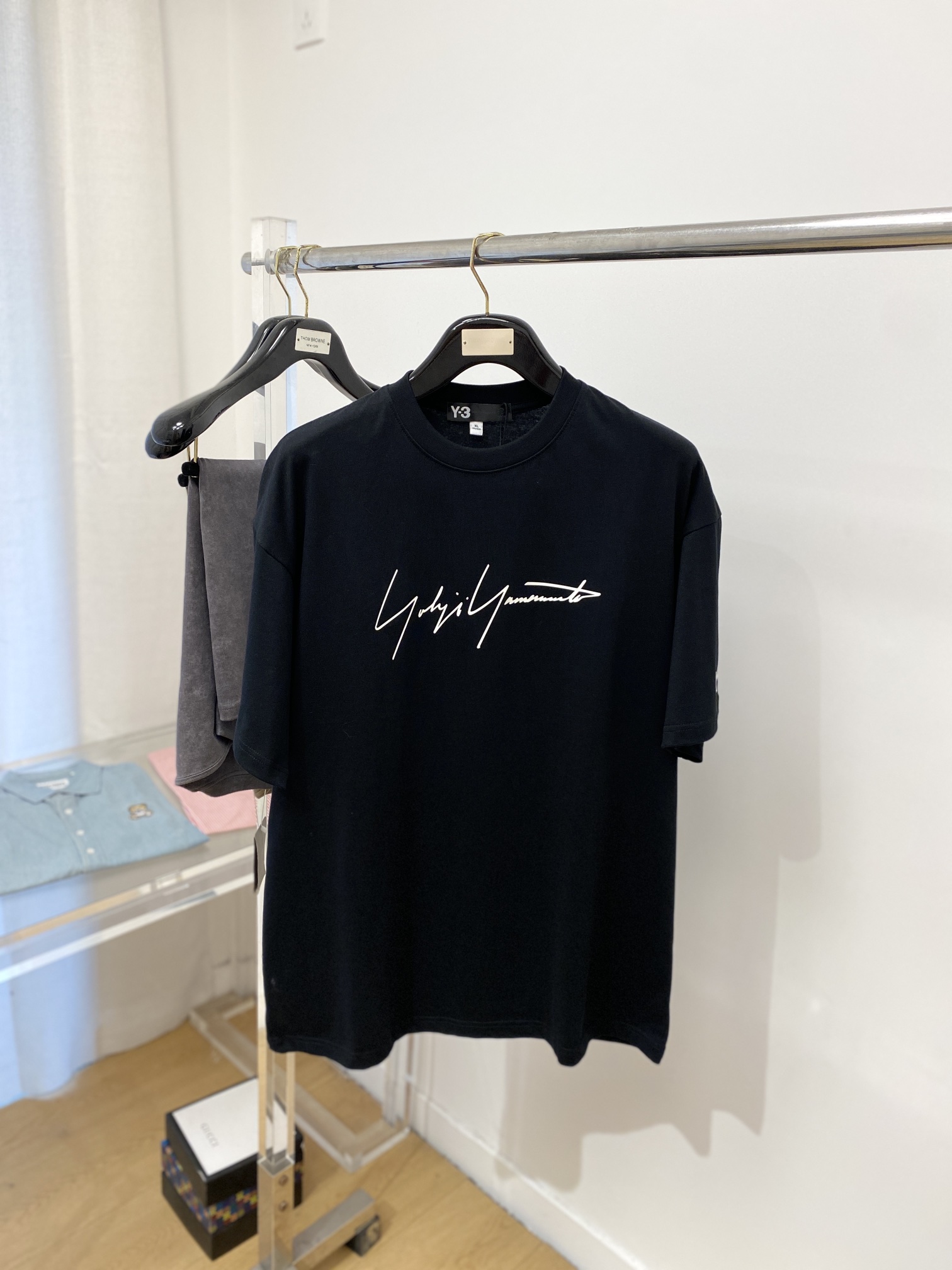 NO:118253,Y-3, the latest short-sleeved T-shirt in 2025, handsome and fashionable, top printed letter logo on the chest, simple and versatile style. The fabric cotton is not only crisp, maintains the trendy silhouette, but also comfortable to wear, and the yarn is more delicate, S-XXL, T-shirt,tees, t-shirt,alexander wang19860909Y-3、2025最新款短袖T恤,帅气时尚,胸前顶级印花字母logo,简约百搭款.面料棉 不仅挺括,保持潮流的廓形,又穿着舒适,纱织更细腻,码数S-XXL,,T-shirt,tees，t-shirt,alexander wang,Men's clothing