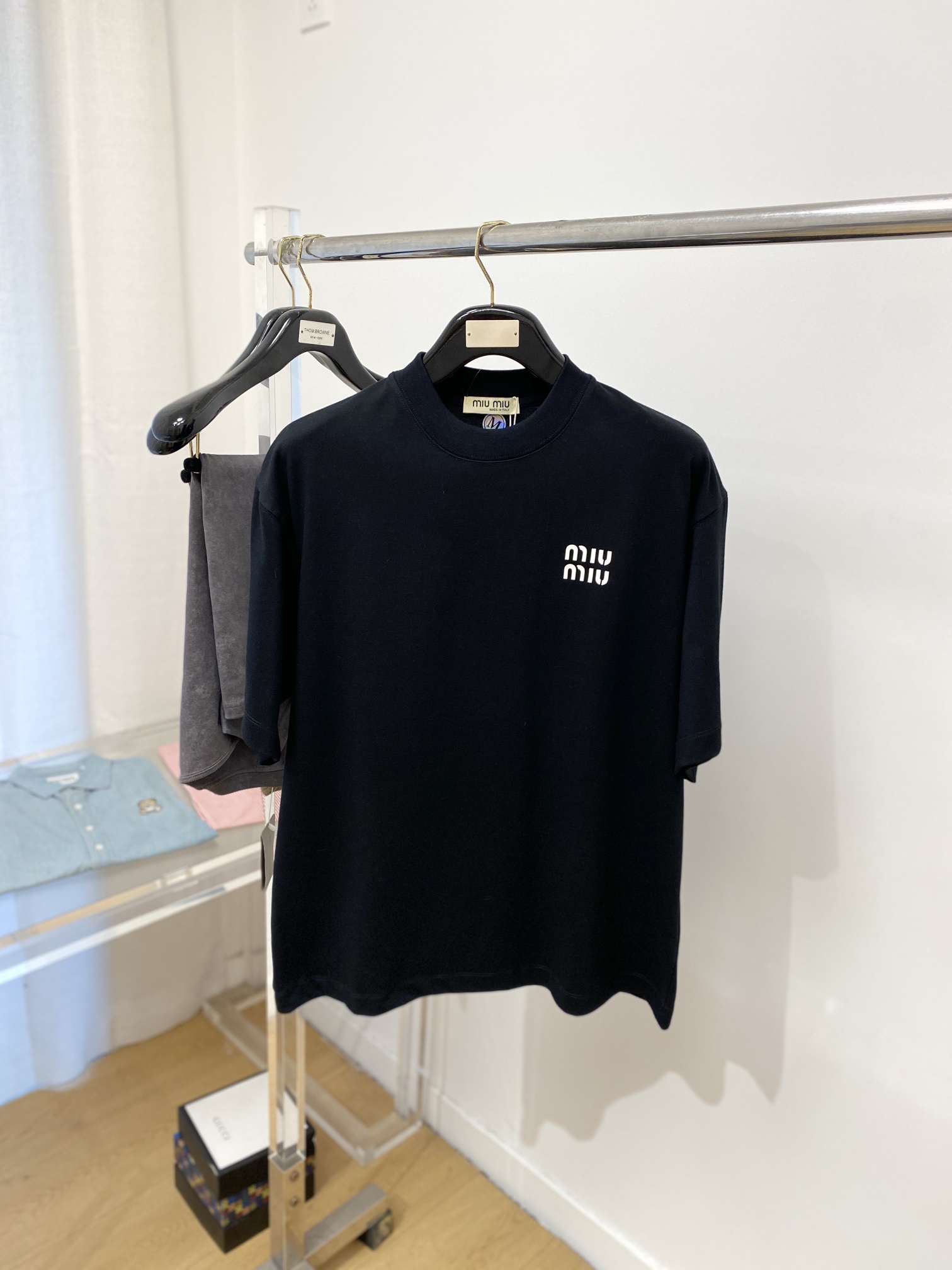 NO:118251,miumiu fashion brand, 2025 latest short-sleeved T-shirt, handsome and fashionable, top printed letter logo on the chest, simple and versatile style. Fabric cotton is not only crisp, maintains the trendy silhouette, but also comfortable to wear, and the yarn is more delicate, S-XXL, miumiu, T-shirt,tees, t-shirt,alexander wang19860909miumiu 时尚潮牌、2025最新款短袖T恤,帅气时尚,胸前顶级印花字母logo,简约百搭款.面料棉 不仅挺括,保持潮流的廓形,又穿着舒适,纱织更细腻,码数S-XXL,,miumiu,T-shirt,tees，t-shirt,alexander wang,Men's clothing