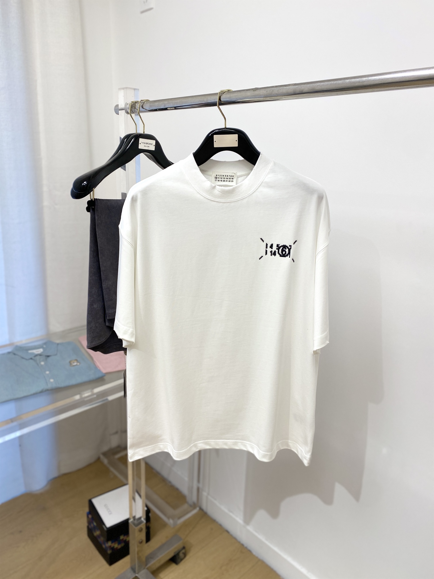 NO:118247,Magila, the latest short-sleeved T-shirt in 2025, handsome and fashionable, top printed letter logo on the chest, simple and versatile style. Fabric cotton is not only crisp, maintains a fashionable silhouette, but also comfortable to wear, and the yarn is more delicate, S-XXL,,masion magiela,T-shirt,tees,t-shirt,alexander wang19860909马吉拉、2025最新款短袖T恤,帅气时尚,胸前顶级印花字母logo,简约百搭款.面料棉 不仅挺括,保持潮流的廓形,又穿着舒适,纱织更细腻,码数S-XXL,,masion margiela,T-shirt,tees，t-shirt,alexander wang,Men's clothing