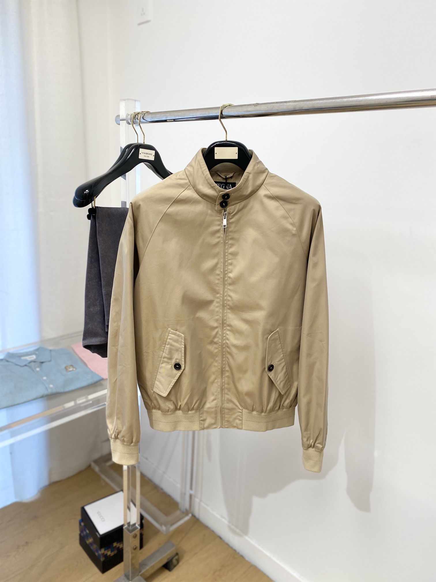 NO:120043,Zenia, 2025 new jacket jacket, fashionable and handsome, simple and versatile style, original hardware and accessories logo, customized original fabric, not only crisp, maintains the trendy silhouette, and is comfortable to wear, the yarn weaving is more delicate, the code number M- XXL,,zegna, jackets & coats, jackets & coats, alexander wang19860909杰尼亚、2025新品夹克外套,时尚帅气,简约百搭款,原版五金辅料logo,定制原版面料,不仅挺括,保持潮流的廓形,又穿着舒适,纱织更细腻,码数M- XXL,,zegna,jackets & coats,jackets & coats,alexander wang,Men's clothing