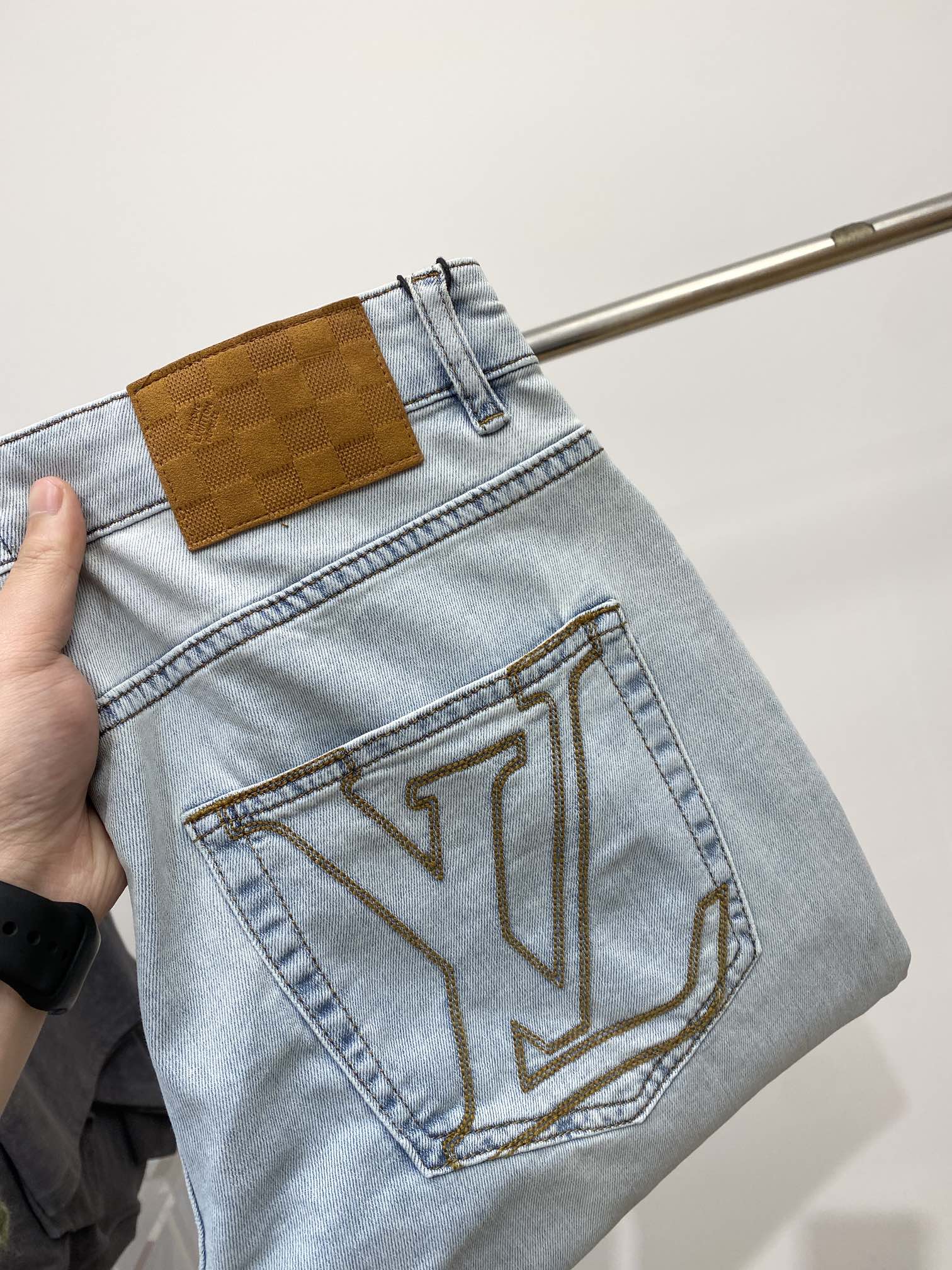 NO:119995,LV, 2025 latest products, special counters are available at the same time, original singles, washable casual jeans, imported original washing elastic fabric, comfortable and elastic, original hardware and auxiliary decorative logo, super positive style, extremely high grade, counter quality, fashionable and stylish upper body, 29-38,, louis vuitton, jeans, alexander wang19860909LV、2025最新品,专柜同步有售,原单狠货,水洗休闲牛仔裤,进口原版水洗弹力面料,舒适有弹性,原版五金辅料装饰logo,版型超正,档次极高,专柜品质,上身时尚有型,码数29-38,,louis vuitton,jeans,alexander wang,Men's clothing