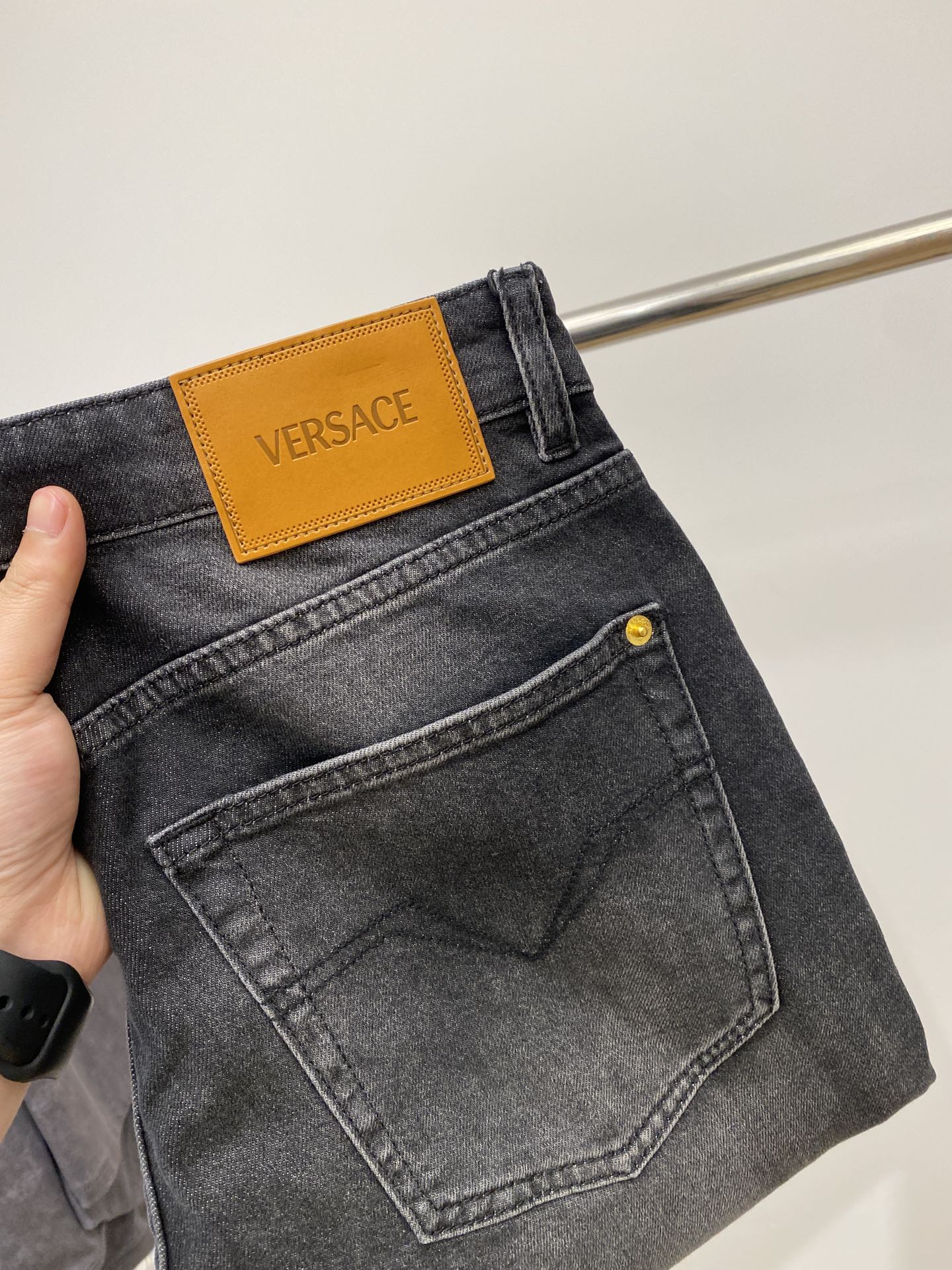 NO:119998,Versace, 2025 latest products, special counters are available at the same time, original single-order goods, water-washed casual jeans, imported original washing elastic fabric, comfortable and elastic, original hardware and auxiliary decorative logo, super positive style, extremely high grade, counter quality, fashionable and stylish upper body, 29-38, versace, jeans, alexander wang19860909范思哲、2025最新品,专柜同步有售,原单狠货,水洗休闲牛仔裤,进口原版水洗弹力面料,舒适有弹性,原版五金辅料装饰logo,版型超正,档次极高,专柜品质,上身时尚有型,码数29-38,,versace,jeans,alexander wang,Men's clothing