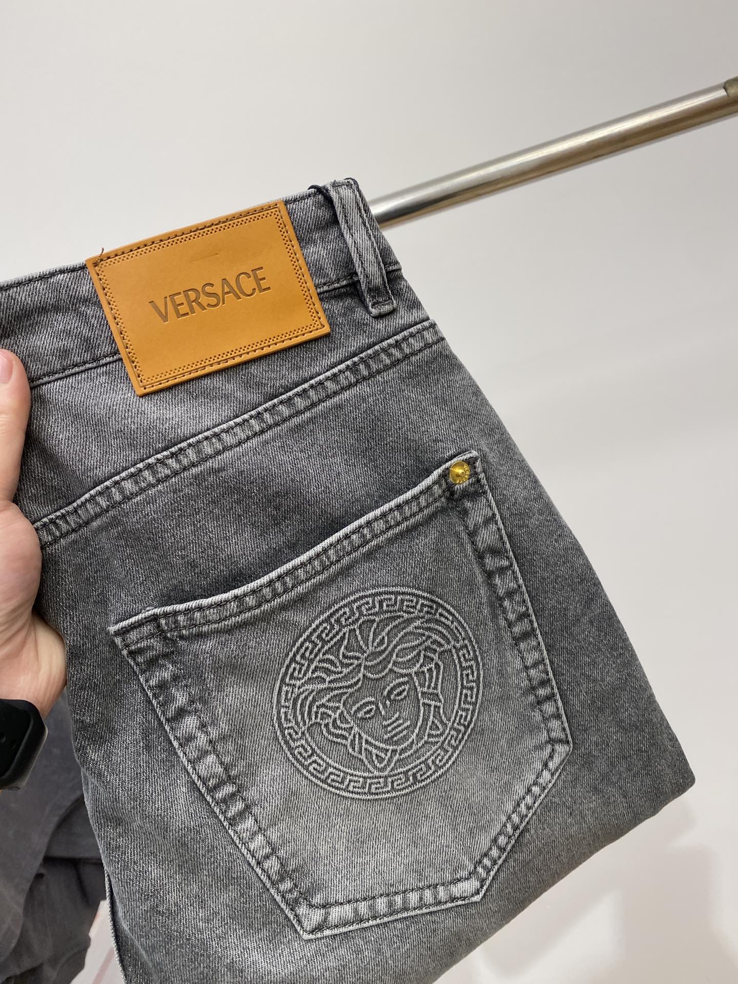 NO:120002,Versace, 2025 latest products, special counters are available at the same time, original single-order goods, water-washed casual jeans, imported original washing elastic fabric, comfortable and elastic, original hardware and auxiliary decorative logo, super positive style, extremely high grade, counter quality, fashionable and stylish upper body, 29-38, versace, jeans, alexander wang19860909范思哲、2025最新品,专柜同步有售,原单狠货,水洗休闲牛仔裤,进口原版水洗弹力面料,舒适有弹性,原版五金辅料装饰logo,版型超正,档次极高,专柜品质,上身时尚有型,码数29-38,,versace,jeans,alexander wang,Men's clothing