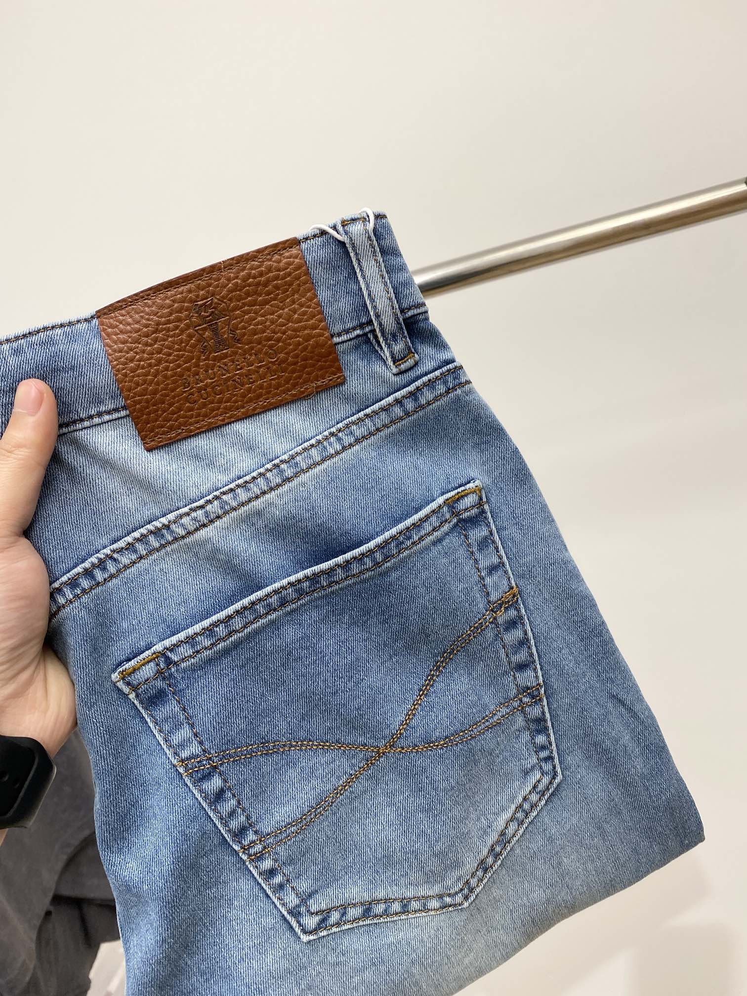 NO:120004,Brunello Cuc1nelli, the latest products in 2025, the counter is available at the same time, original singles, washable casual jeans, imported original washing elastic fabric, comfortable and elastic, original hardware and auxiliary decorative logo, super positive style, extremely high grade, counter quality, fashionable and stylish upper body, 29-38, brunello cucinelli, jeans, alexander wang19860909Brunello Cuc1nelli、2025最新品,专柜同步有售,原单狠货,水洗休闲牛仔裤,进口原版水洗弹力面料,舒适有弹性,原版五金辅料装饰logo,版型超正,档次极高,专柜品质,上身时尚有型,码数29-38,,brunello cucinelli,jeans,alexander wang,Men's clothing