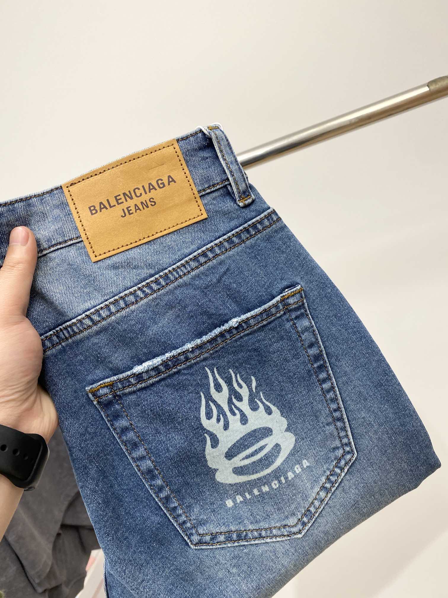 NO:120006,Balenciaga, 2025 latest products, special counters are available at the same time, original singles, washable casual jeans, imported original washable elastic fabric, comfortable and elastic, original hardware and auxiliary decorative logo, super positive style, extremely high grade, counter quality, fashionable and stylish upper body, 29-38,,balenciaga, jeans,alexander wang19860909巴黎世家、2025最新品,专柜同步有售,原单狠货,水洗休闲牛仔裤,进口原版水洗弹力面料,舒适有弹性,原版五金辅料装饰logo,版型超正,档次极高,专柜品质,上身时尚有型,码数29-38,,balenciaga,jeans,alexander wang,Men's clothing