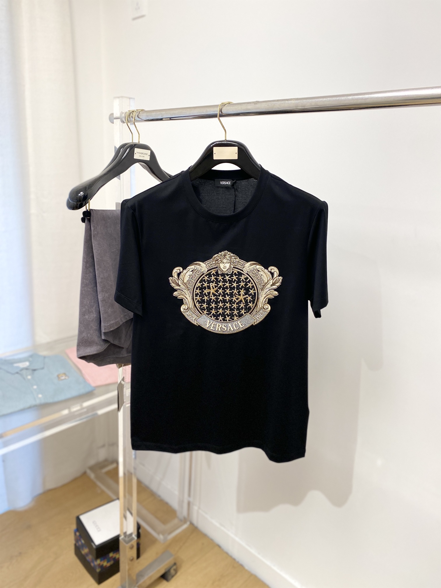 NO:120009,Versace, the latest short-sleeved T-shirt in 2025, handsome and fashionable, exquisite and densely weaving embroidered pattern letter logo on the chest, simple and versatile style. The fabric cotton is not only crisp, maintains the trendy silhouette, but also comfortable to wear, and the yarn is more delicate, S-3XL, versace, T-shirt, tees, t-shirt, alexander wang19860909范思哲、2025最新款短袖T恤,帅气时尚,胸前精致密织刺绣图案字母logo,简约百搭款.面料棉 不仅挺括,保持潮流的廓形,又穿着舒适,纱织更细腻,码数S-3XL,,versace,T-shirt,tees，t-shirt,alexander wang,Men's clothing