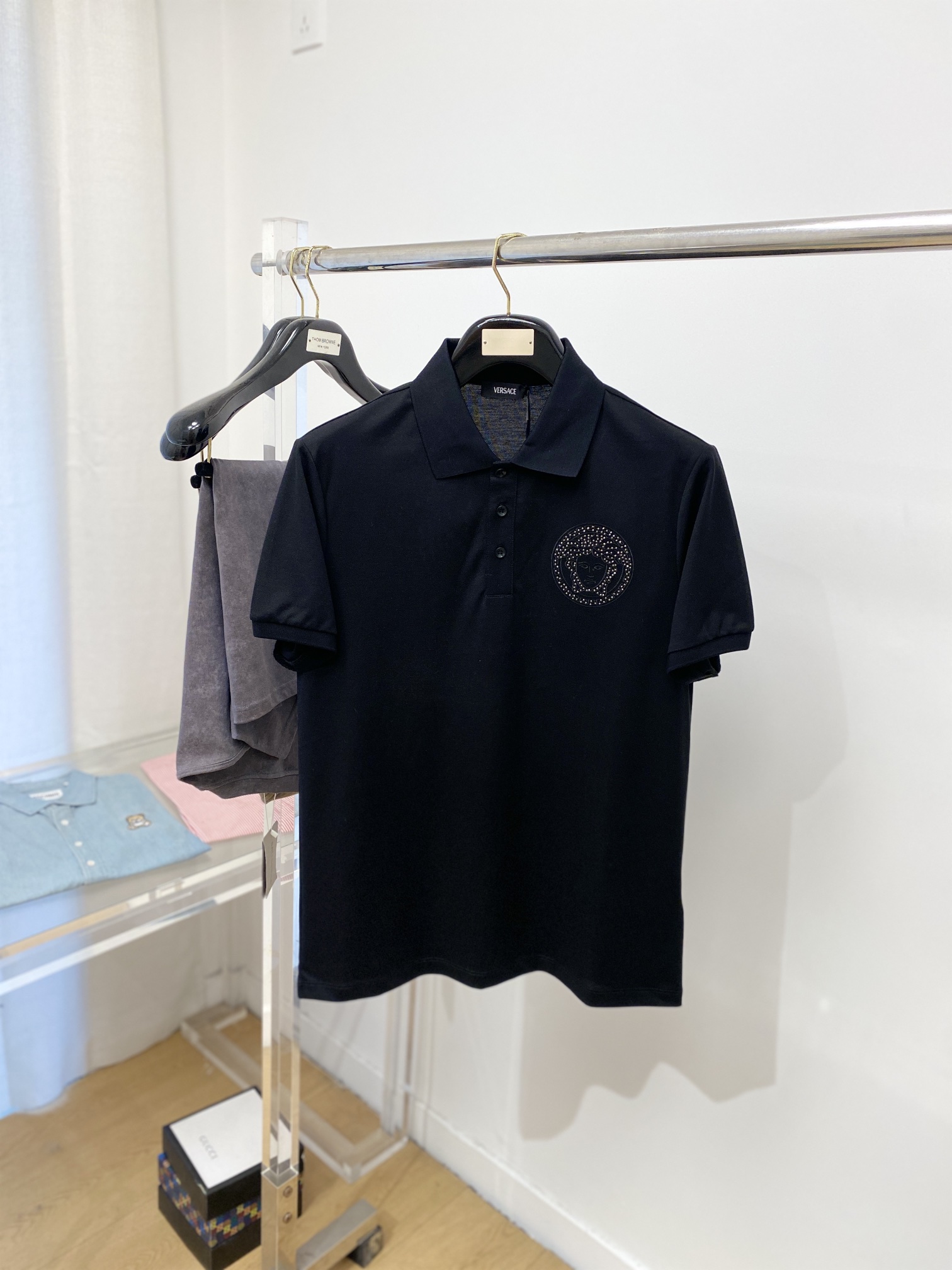 NO:120010,Versace, the latest short-sleeved T-shirt in 2025, handsome and fashionable, top-grade hot diamond embroidery pattern logo on the chest, simple and versatile style. The fabric cotton is not only crisp, maintains the trendy silhouette, and is comfortable to wear, and the yarn is more delicate, the number M-3XL, versace, T-shirt, tees, t-shirt, alexander wang19860909范思哲、2025最新款短袖T恤,帅气时尚,胸前顶级烫钻刺绣图案logo,简约百搭款.面料棉 不仅挺括,保持潮流的廓形,又穿着舒适,纱织更细腻,码数M-3XL,,versace,T-shirt,tees，t-shirt,alexander wang,Men's clothing