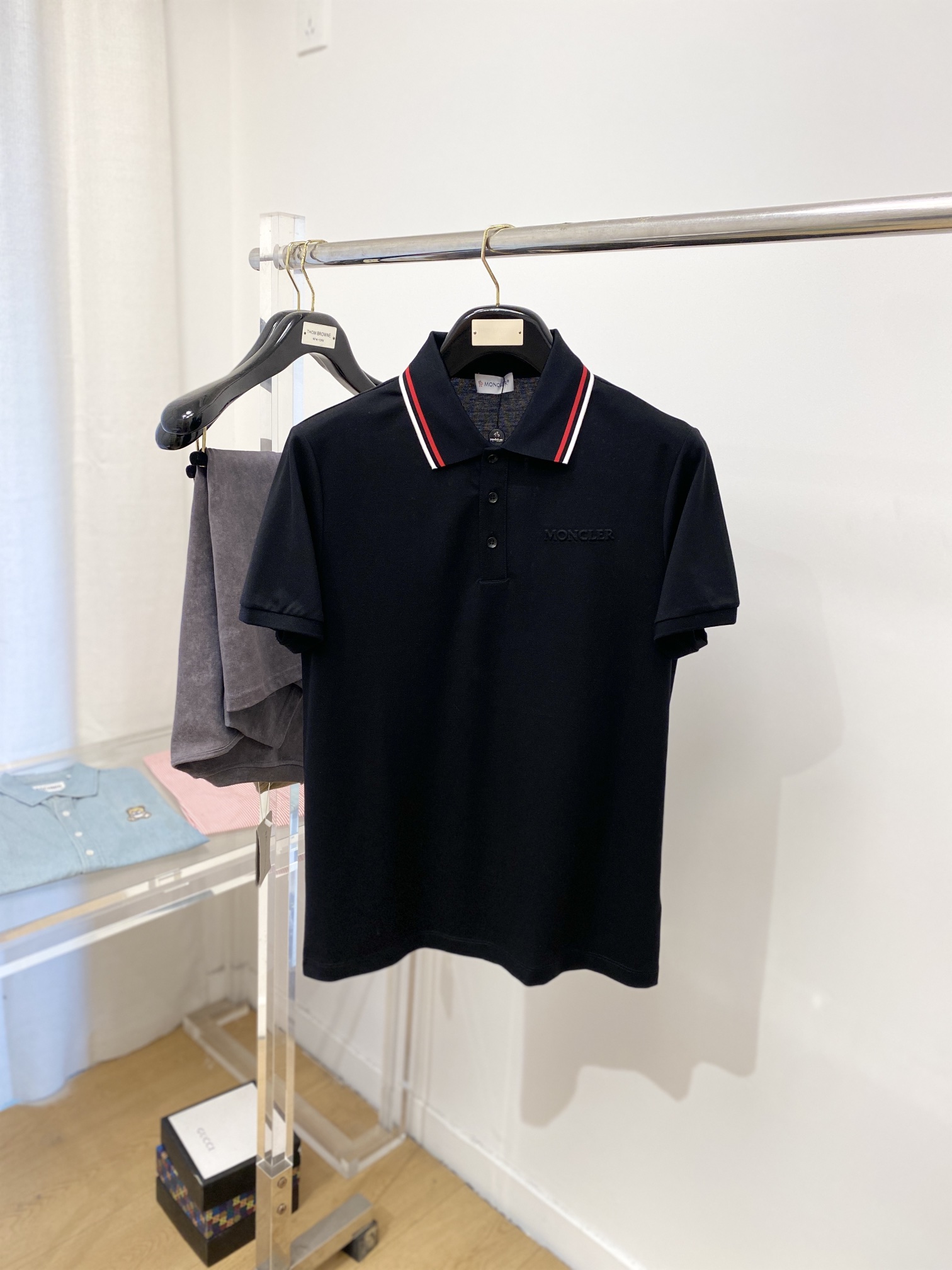 NO:119997,The latest short-sleeved T-shirt in 2025, handsome and fashionable, chest design, concave and convex craft letter logo, simple and versatile style. The fabric cotton is not only crisp, maintains the trendy silhouette, but also comfortable to wear, and the yarn is more delicate, the number M-3XL, Moncler, T-shirt,tees, t-shirt,alexander wang19860909蒙口、2025最新款短袖T恤,帅气时尚,胸前设计凹凸工艺字母logo,简约百搭款.面料棉 不仅挺括,保持潮流的廓形,又穿着舒适,纱织更细腻,码数M-3XL,,Moncler,T-shirt,tees，t-shirt,alexander wang,Men's clothing