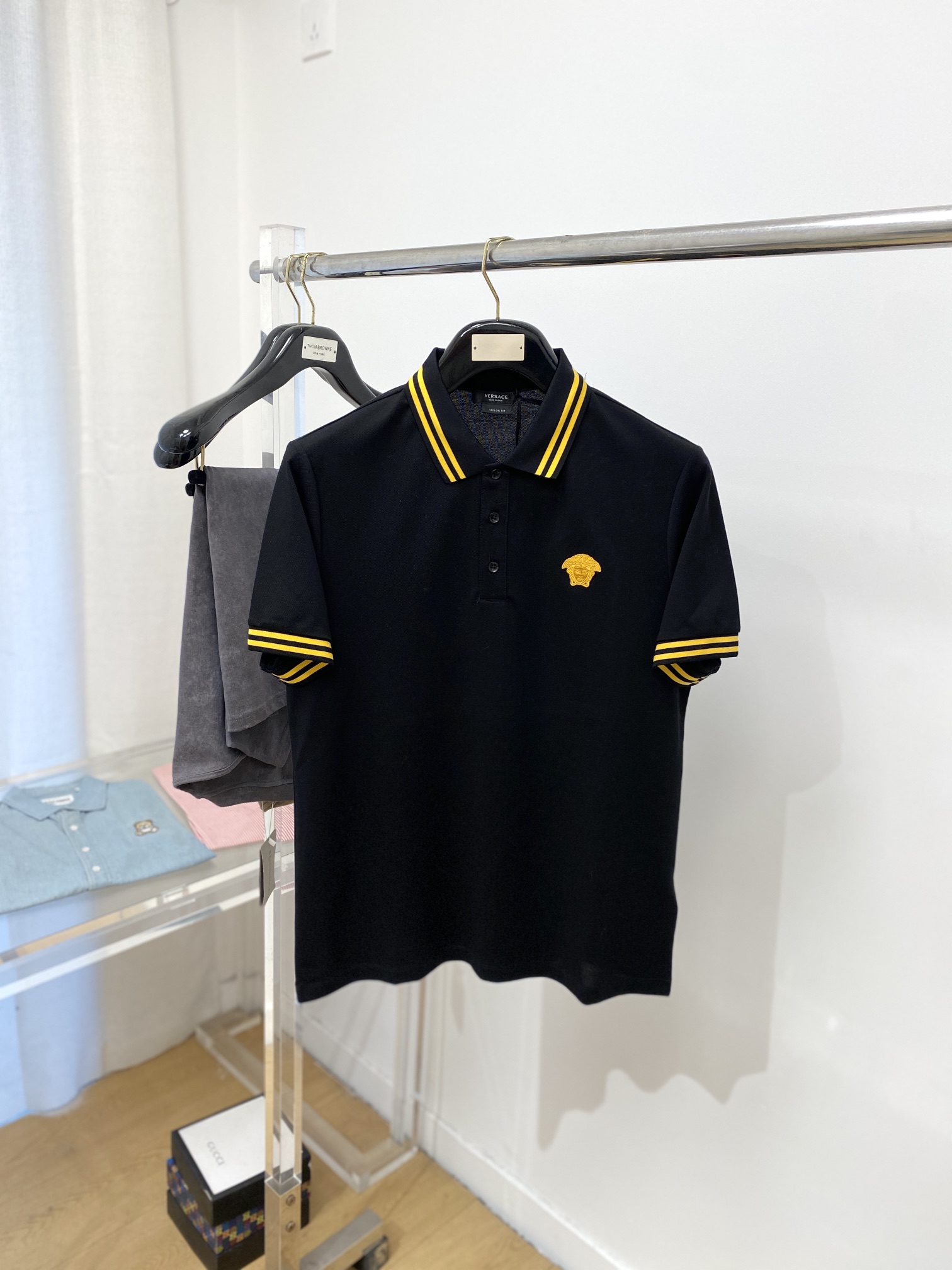 NO:119999,Versace, the latest short-sleeved T-shirt in 2025, handsome and fashionable, exquisite embroidered pattern logo on the chest, simple and versatile style. The fabric cotton is not only crisp, maintains the trendy silhouette, and is comfortable to wear, and the yarn is more delicate, the number M-3XL, versace, T-shirt, tees, t-shirt, alexander wang19860909范思哲、2025最新款短袖T恤,帅气时尚,胸前精致刺绣图案logo,简约百搭款.面料棉 不仅挺括,保持潮流的廓形,又穿着舒适,纱织更细腻,码数M-3XL,,versace,T-shirt,tees，t-shirt,alexander wang,Men's clothing