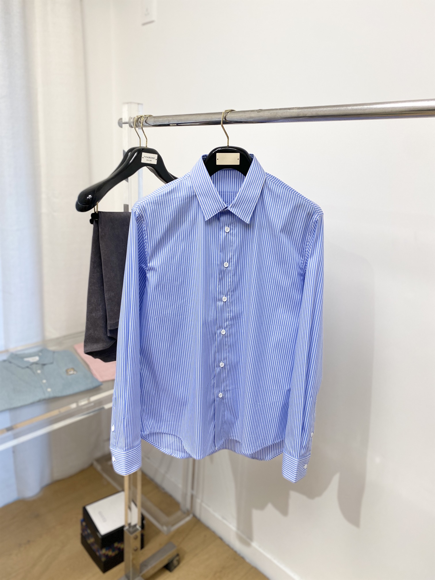 NO:120005,Prada, 2025 new shirts, fashionable and handsome, simple and versatile, customized original fabric, not only crisp, maintains the trendy silhouette, but also comfortable to wear, the yarn weaving is more delicate, the number M-3XL, prada, shirts, alexander wang19860909普拉达、2025新品衬衫,时尚帅气,简约百搭款,定制原版面料,不仅挺括,保持潮流的廓形,又穿着舒适,纱织更细腻,码数M-3XL,,prada,shirts,alexander wang,Men's clothing