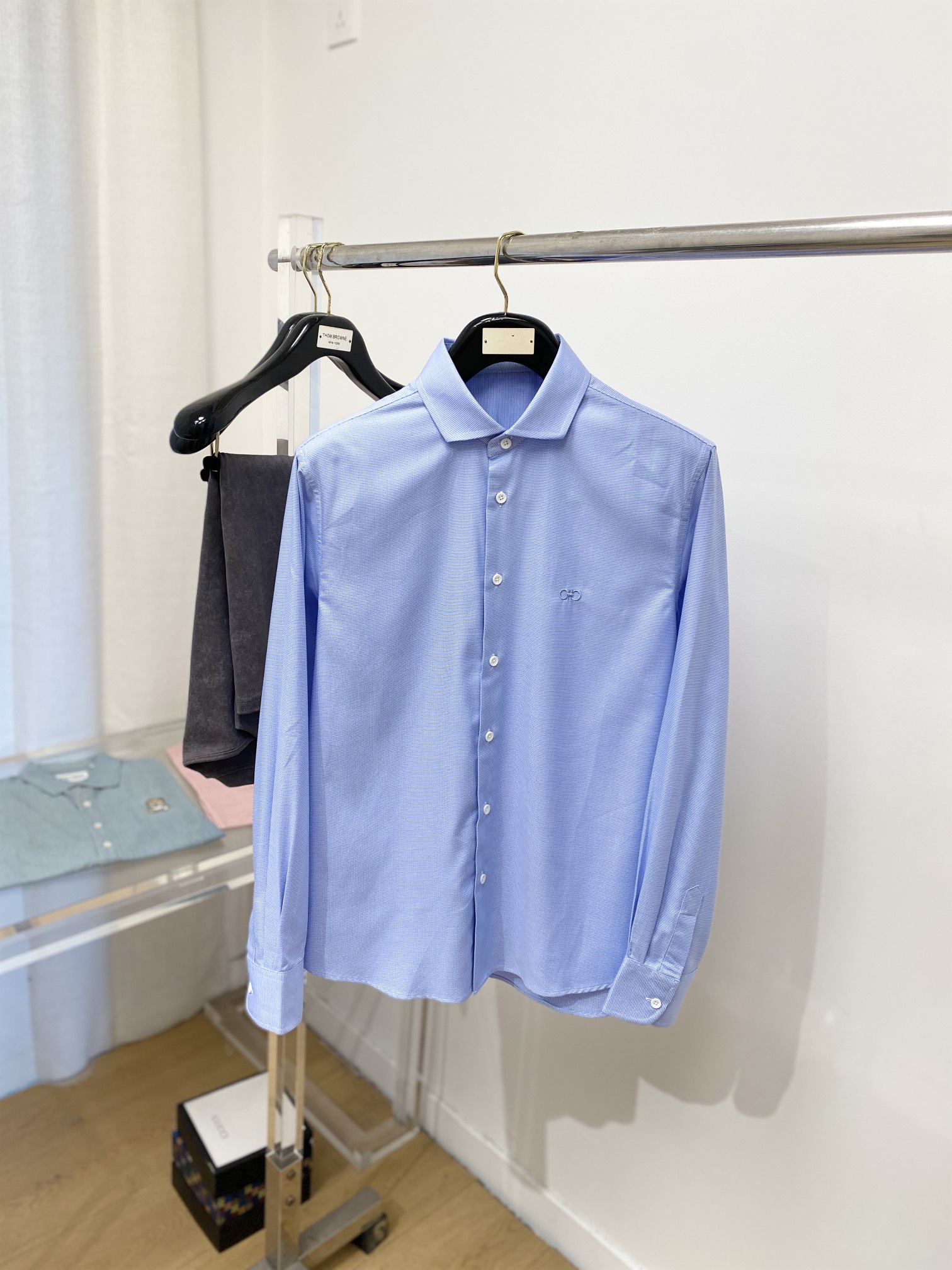 NO:120011,Ferragamo, 2025 new shirts, fashionable and handsome, simple and versatile, customized original fabric, not only crisp, maintains the trendy silhouette, and is comfortable to wear, and the yarn is more delicate, the number M-3XL, ferragamo,shirts, alexander wang19860909菲拉格慕、2025新品衬衫,时尚帅气,简约百搭款,定制原版面料,不仅挺括,保持潮流的廓形,又穿着舒适,纱织更细腻,码数M-3XL,,ferragamo,shirts,alexander wang,Men's clothing