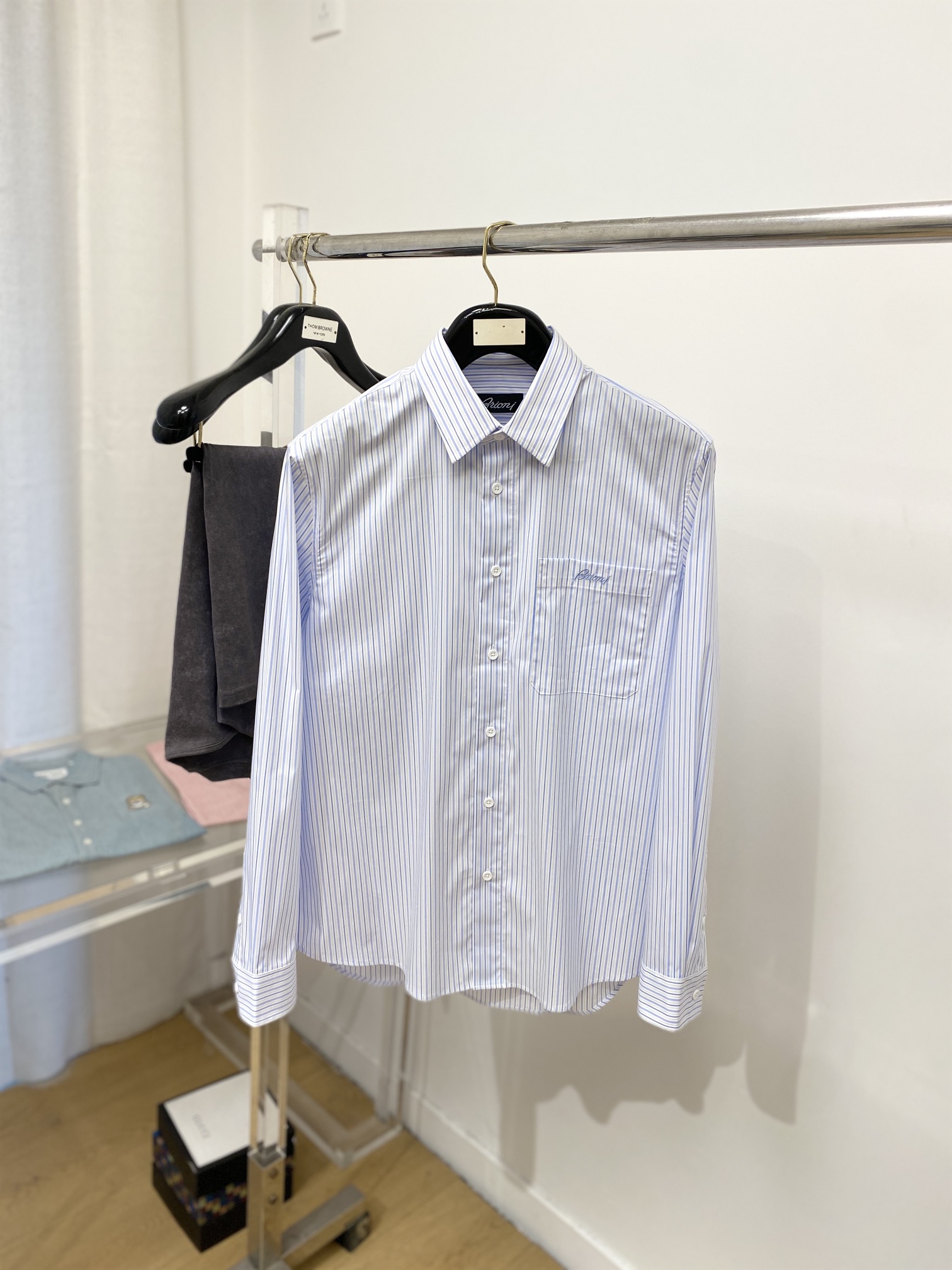 NO:120012,Luo Yiwei, 2025 new shirt, fashionable and handsome, simple and versatile, customized original fabric, not only crisp, maintains the trendy silhouette, but also comfortable to wear, the yarn weaving is more delicate, the number M-3XL, loewe, shirts, alexander wang19860909罗意威、2025新品衬衫,时尚帅气,简约百搭款,定制原版面料,不仅挺括,保持潮流的廓形,又穿着舒适,纱织更细腻,码数M-3XL,,loewe,shirts,alexander wang,Men's clothing