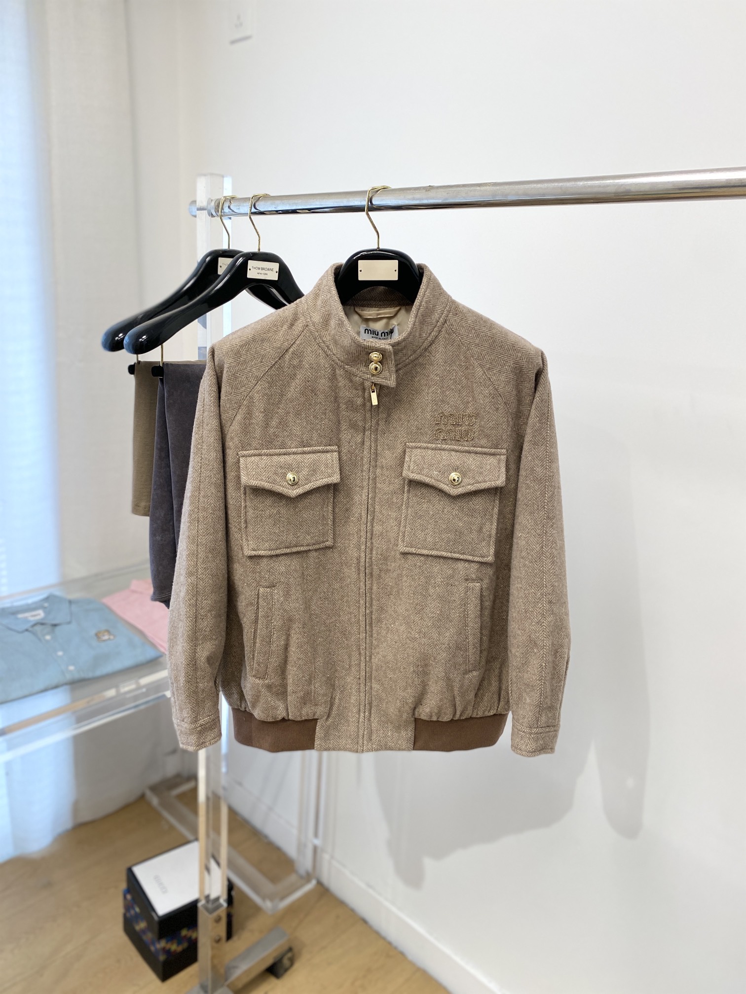 NO:120031,MIUMIU fashion brand, new jacket jacket in 2025, fashionable and handsome, simple and versatile style, embroidered letter logo on the chest, customized original fabric, not only crisp, maintains the trendy silhouette, and is comfortable to wear, and the yarn weaving is more delicate, S-XL,,miumiu, jackets & coats, jackets & coats, alexander wang19860909MIUMIU 时尚潮牌、2025新品夹克外套,时尚帅气,简约百搭款,胸前刺绣字母logo,定制原版面料,不仅挺括,保持潮流的廓形,又穿着舒适,纱织更细腻,码数S-XL,,miumiu,jackets & coats,jackets & coats,alexander wang,Men's clothing