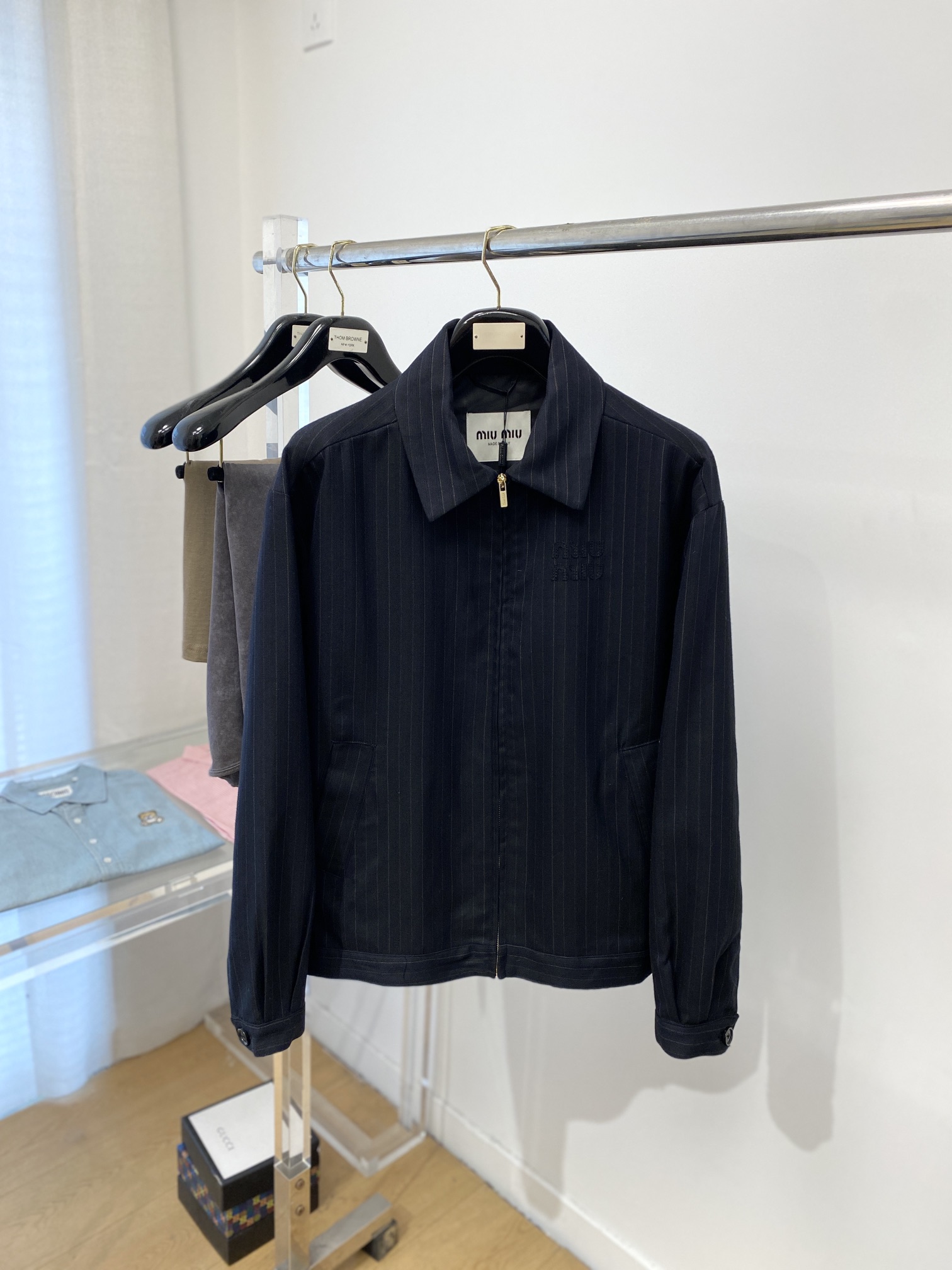 NO:120025,MIUMIU fashion brand, new jacket jacket in 2025, fashionable and handsome, simple and versatile style, embroidered letter logo on the chest, customized original fabric, not only crisp, maintains the trendy silhouette, and is comfortable to wear, and the yarn weaving is more delicate, S-XL,,miumiu, jackets & coats, jackets & coats, alexander wang19860909MIUMIU 时尚潮牌、2025新品夹克外套,时尚帅气,简约百搭款,胸前刺绣字母logo,定制原版面料,不仅挺括,保持潮流的廓形,又穿着舒适,纱织更细腻,码数S-XL,,miumiu,jackets & coats,jackets & coats,alexander wang,Men's clothing