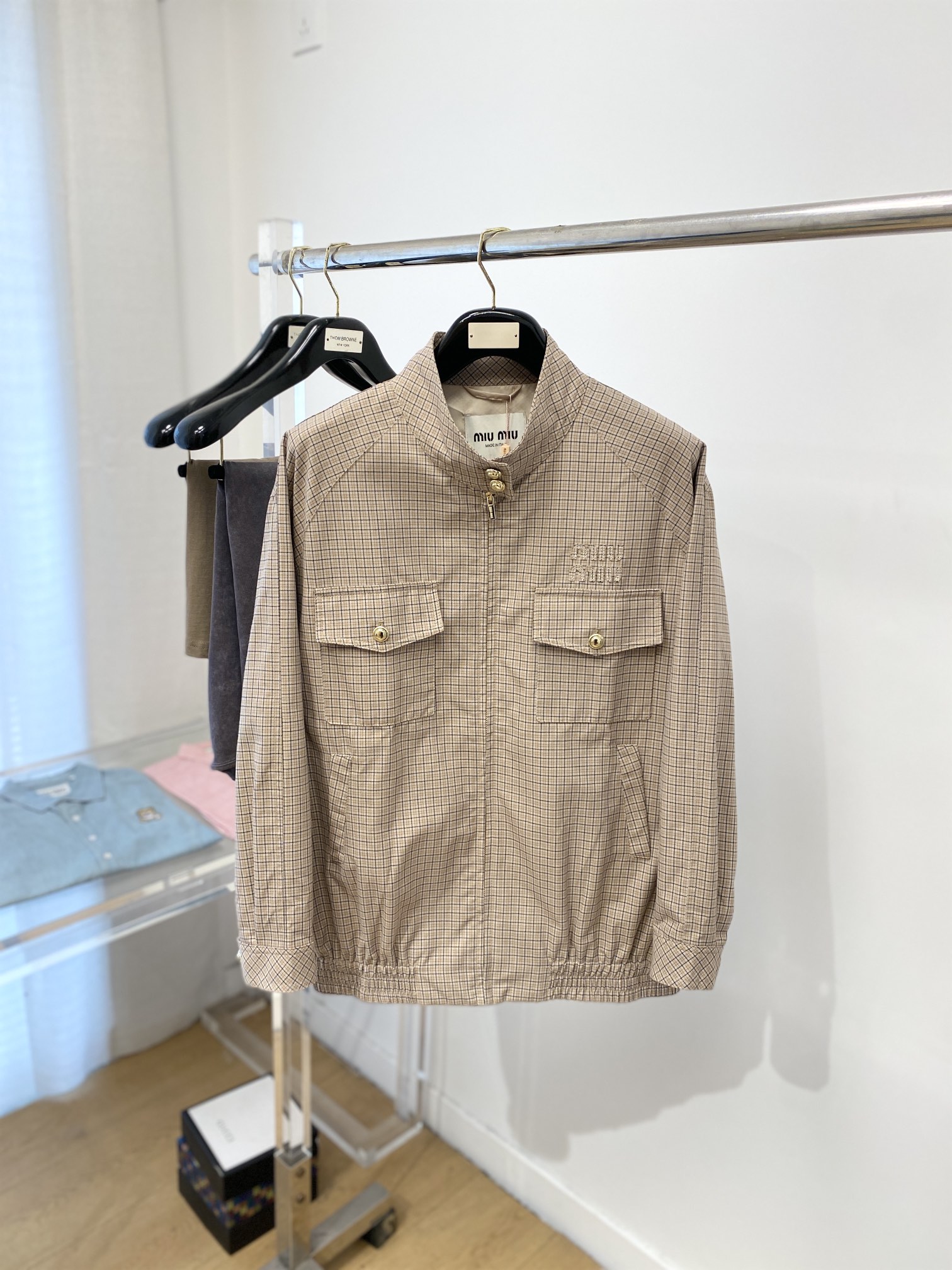 NO:120022,MIUMIU fashion brand, new jacket jacket in 2025, fashionable and handsome, simple and versatile style, embroidered letter logo on the chest, customized original fabric, not only crisp, maintains the trendy silhouette, and is comfortable to wear, and the yarn weaving is more delicate, S-XL, loro piana, miumiu, jackets & coats, jackets & coats, alexander wang19860909MIUMIU 时尚潮牌、2025新品夹克外套,时尚帅气,简约百搭款,胸前刺绣字母logo,定制原版面料,不仅挺括,保持潮流的廓形,又穿着舒适,纱织更细腻,码数S-XL,,loro piana,miumiu,jackets & coats,jackets & coats,alexander wang,Men's clothing