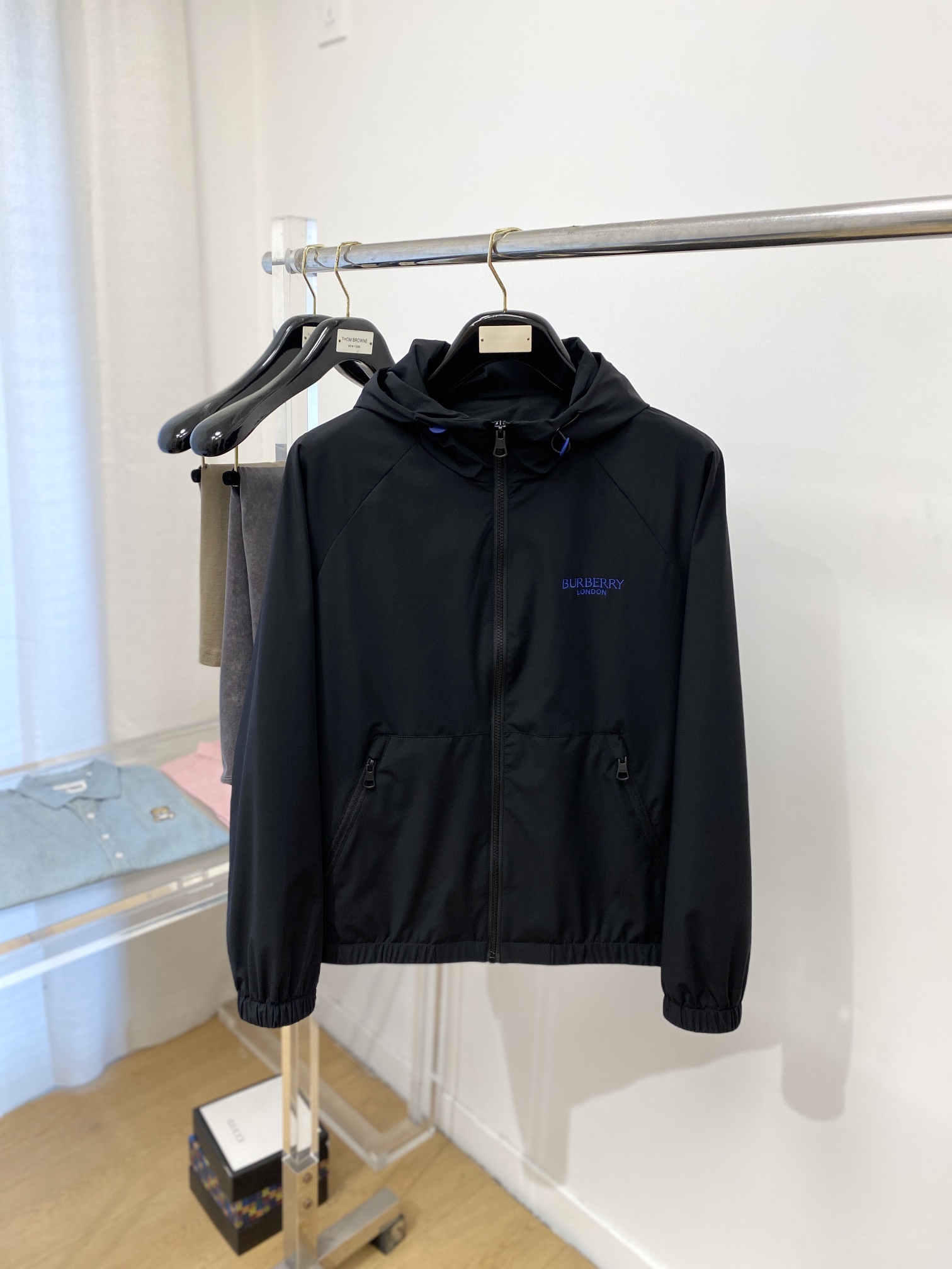 NO:120034,Burberry, 2025 new jacket jacket, fashionable and handsome, simple and versatile style, exquisite embroidered letter logo on the chest, customized original fabric, not only crisp, maintains the trendy silhouette, and is comfortable to wear, and the yarn is more delicate, the number M-3XL, burberry, jackets & coats, jackets & coats, alexander wang19860909巴宝莉、2025新品夹克外套,时尚帅气,简约百搭款,胸前精致刺绣字母logo,定制原版面料,不仅挺括,保持潮流的廓形,又穿着舒适,纱织更细腻,码数M-3XL,,burberry,jackets & coats,jackets & coats,alexander wang,Men's clothing