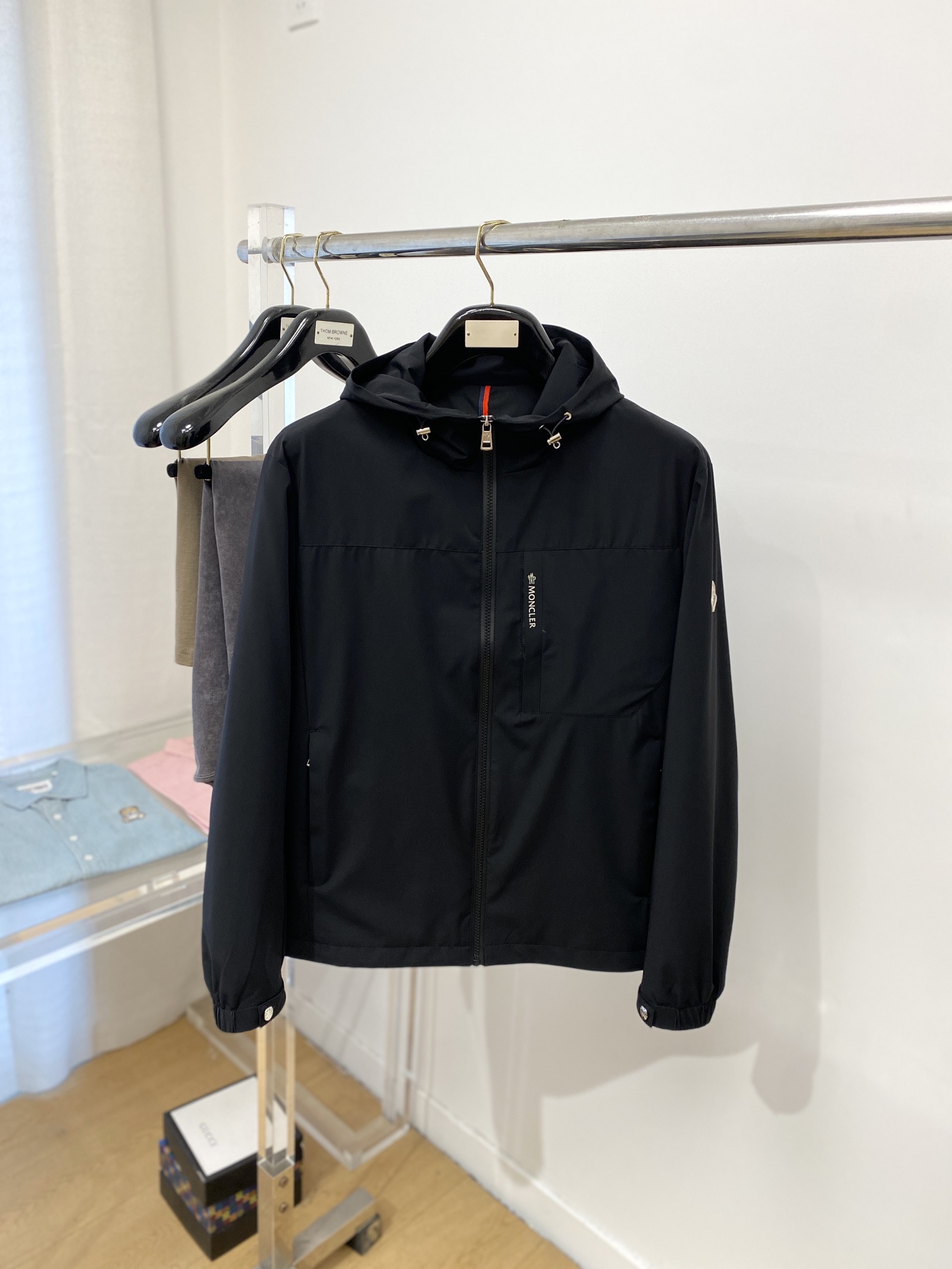 NO:120026,The cover, 2025 new jacket jacket, fashionable and handsome, simple and versatile style, cuff embroidery decorative pattern logo, customized original fabric, not only crisp, maintains the trendy silhouette, and is comfortable to wear, the yarn weaving is more delicate, the number M-3XL, Moncler, jackets & coats, jackets & coats, alexander wang19860909蒙口、2025新品夹克外套,时尚帅气,简约百搭款,袖口刺绣装饰图案logo,定制原版面料,不仅挺括,保持潮流的廓形,又穿着舒适,纱织更细腻,码数M-3XL,,Moncler,jackets & coats,jackets & coats,alexander wang,Men's clothing