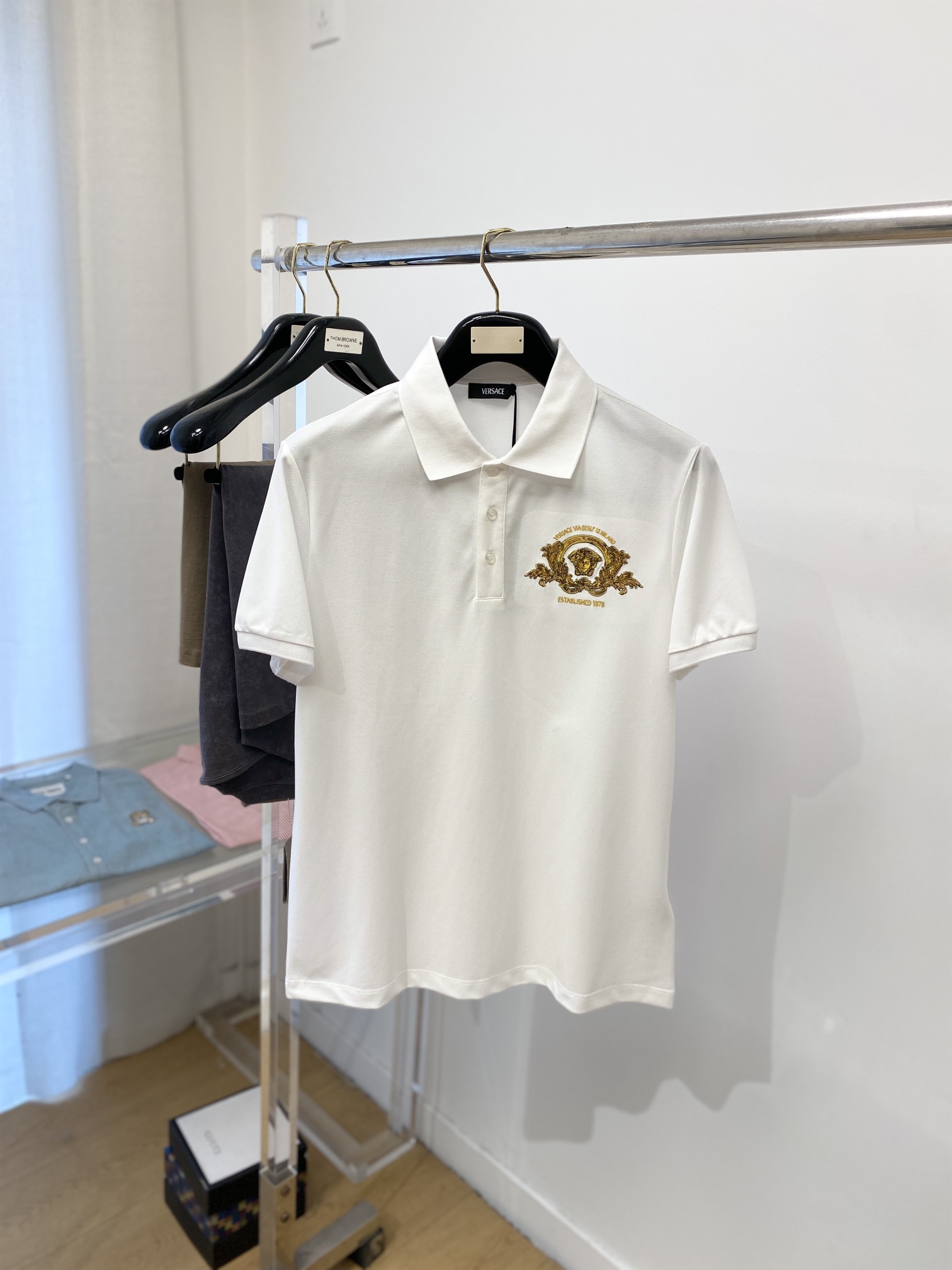 NO:120029,Versace, the latest short-sleeved T-shirt in 2025, handsome and fashionable, exquisite and densely weaving embroidered letter pattern logo on the chest, simple and versatile style. The fabric cotton is not only crisp, maintains the trendy silhouette, but also comfortable to wear, and the yarn is more delicate, the number M-3XL, versace, T-shirt, tees, t-shirt, alexander wang19860909范思哲、2025最新款短袖T恤,帅气时尚,胸前精致密织刺绣字母图案logo,简约百搭款.面料棉 不仅挺括,保持潮流的廓形,又穿着舒适,纱织更细腻,码数M-3XL,,versace,T-shirt,tees，t-shirt,alexander wang,Men's clothing