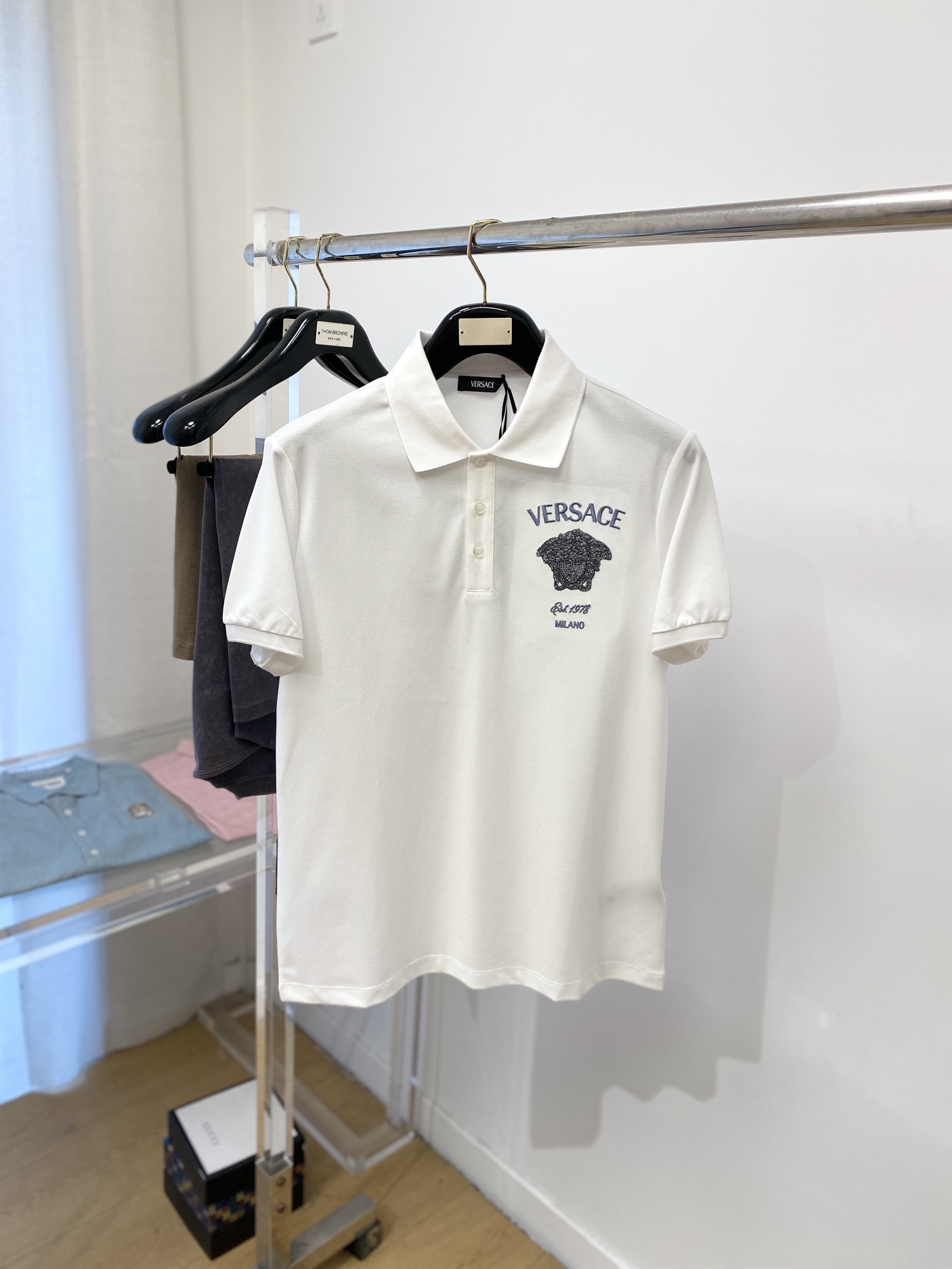 NO:120033,Versace, the latest short-sleeved T-shirt in 2025, handsome and fashionable, exquisite and dense weaving embroidered and silhouetted letter pattern logo on the chest, simple and versatile style. The fabric cotton is not only crisp, maintains the trendy silhouette, but also comfortable to wear, and the yarn is more delicate, the number M-3XL, versace, T-shirt, tees, t-shirt, alexander wang19860909范思哲、2025最新款短袖T恤,帅气时尚,胸前精致密织刺绣烫钻字母图案logo,简约百搭款.面料棉 不仅挺括,保持潮流的廓形,又穿着舒适,纱织更细腻,码数M-3XL,,versace,T-shirt,tees，t-shirt,alexander wang,Men's clothing