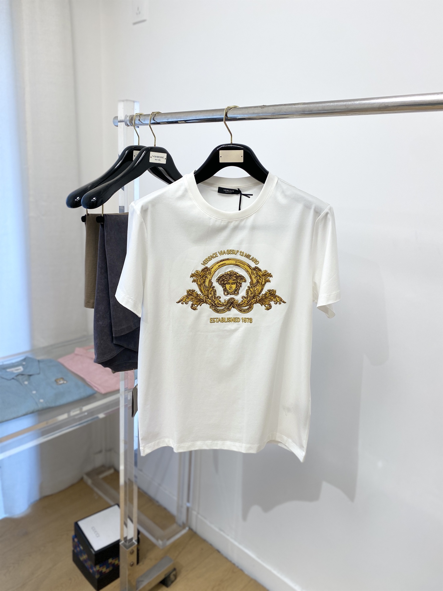 NO:120017,Versace, the latest short-sleeved T-shirt in 2025, handsome and fashionable, exquisite and densely weaving embroidered letter pattern logo on the chest, simple and versatile style. The fabric cotton is not only crisp, maintains the trendy silhouette, but also comfortable to wear, and the yarn is more delicate, the number M-3XL, versace, T-shirt, tees, t-shirt, alexander wang19860909范思哲、2025最新款短袖T恤,帅气时尚,胸前精致密织刺绣字母图案logo,简约百搭款.面料棉 不仅挺括,保持潮流的廓形,又穿着舒适,纱织更细腻,码数M-3XL,,versace,T-shirt,tees，t-shirt,alexander wang,Men's clothing