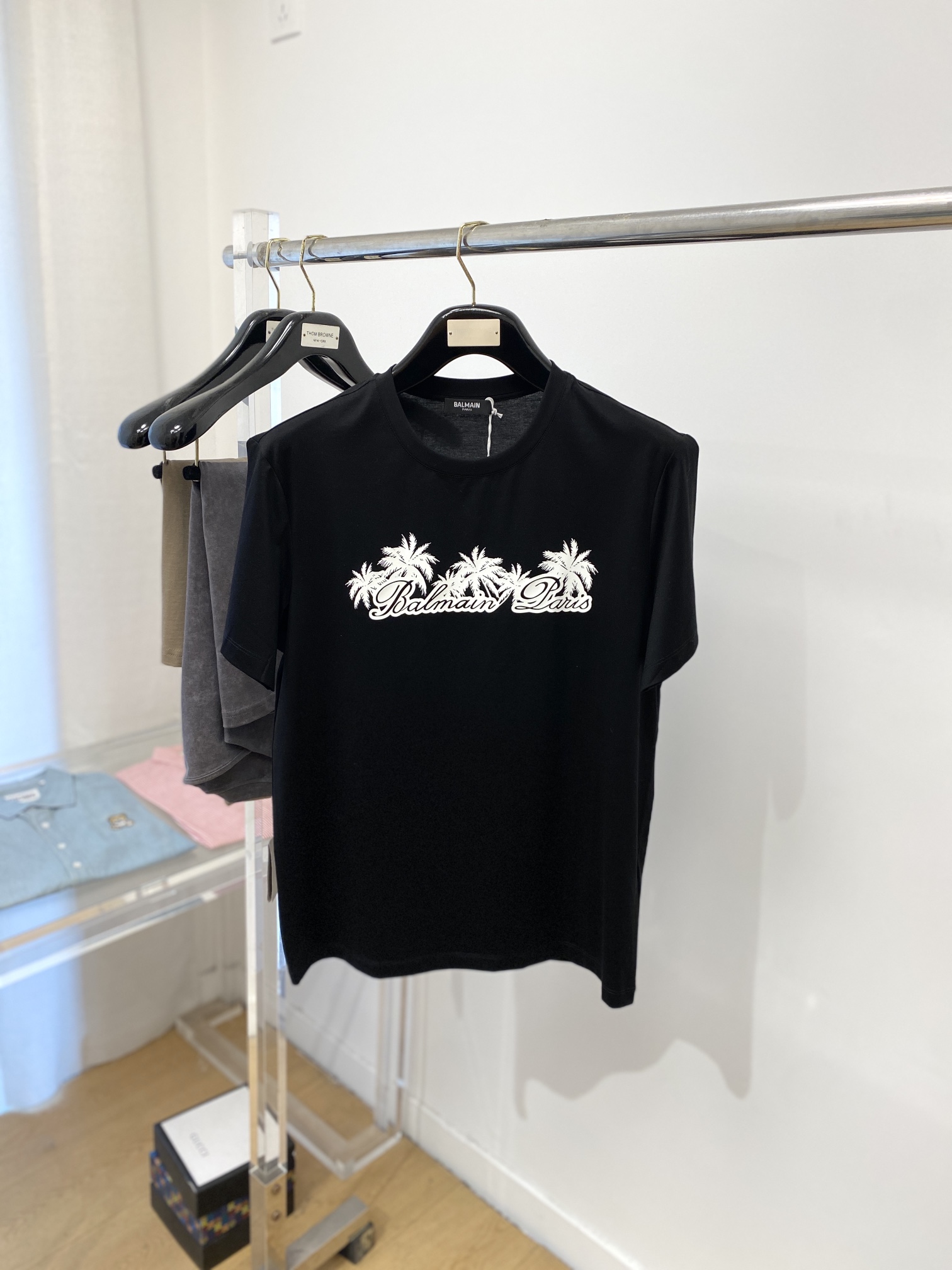 NO:120039,BALMAIN, the latest short-sleeved T-shirt in 2025, handsome and fashionable, top printed letter pattern logo on the chest, simple and versatile. The fabric cotton is not only crisp, maintains the trendy silhouette, and is comfortable to wear, and the yarn is more delicate, the number M-3XL, balmain, balmain, T-shirt, tees, t-shirt, alexander wang19860909BALMAIN 巴尔曼、2025最新款短袖T恤,帅气时尚,胸前顶级印花字母图案logo,简约百搭款.面料棉 不仅挺括,保持潮流的廓形,又穿着舒适,纱织更细腻,码数M-3XL,,balmain,balmain,T-shirt,tees，t-shirt,alexander wang,Men's clothing