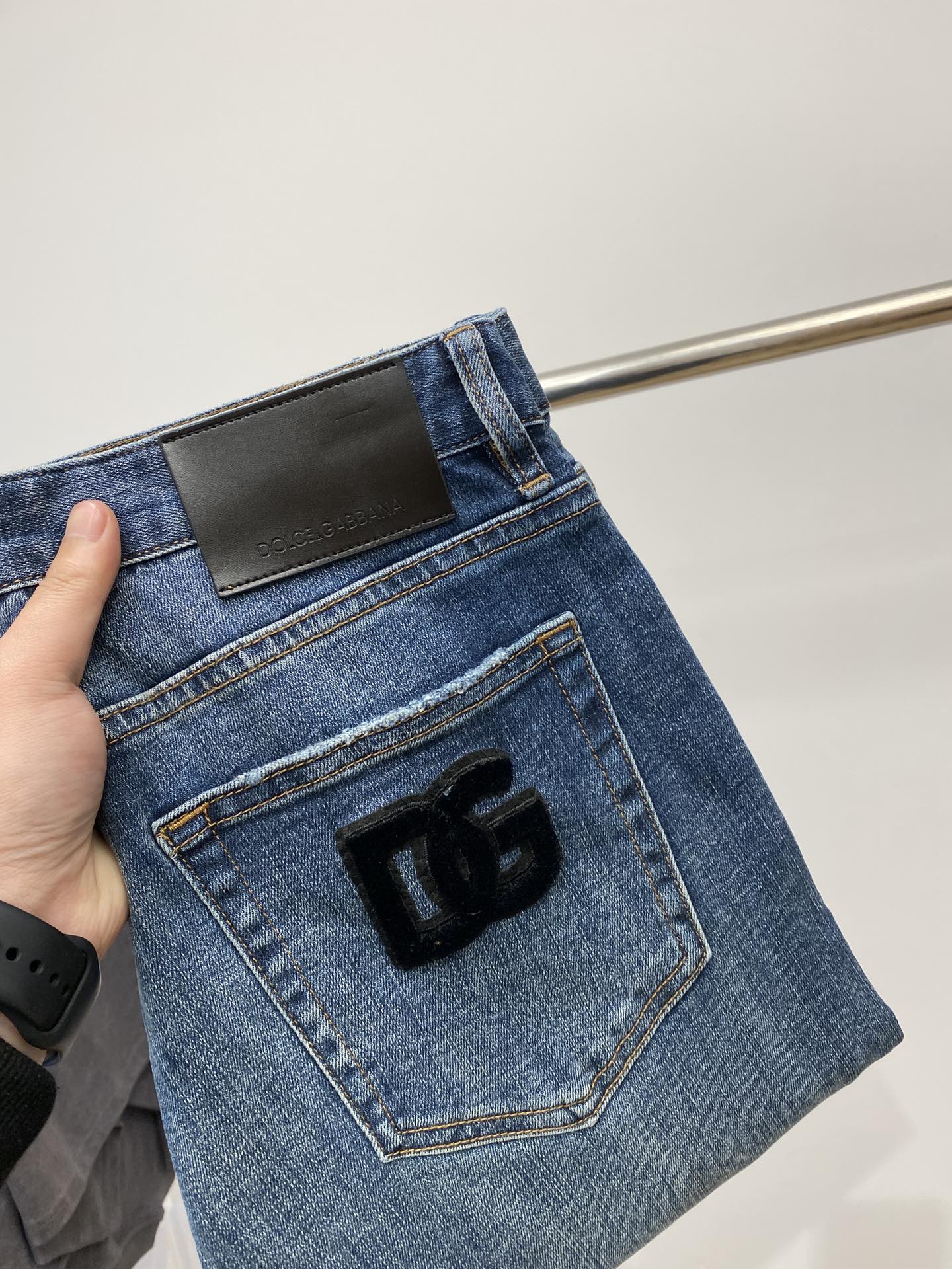 NO:120024,DG, 2025 latest products, special counters are available at the same time, original single-purpose goods, water-washed casual jeans, imported original washing elastic fabric, comfortable and elastic, original hardware and auxiliary decorative logo, super positive style, extremely high grade, counter quality, fashionable and stylish upper body, 29-36, Dolce&Gabbana, jeans, alexander wang19860909DG、2025最新品,专柜同步有售,原单狠货,水洗休闲牛仔裤,进口原版水洗弹力面料,舒适有弹性,原版五金辅料装饰logo,版型超正,档次极高,专柜品质,上身时尚有型,码数29-36,,Dolce&Gabbana,jeans,alexander wang,Men's clothing