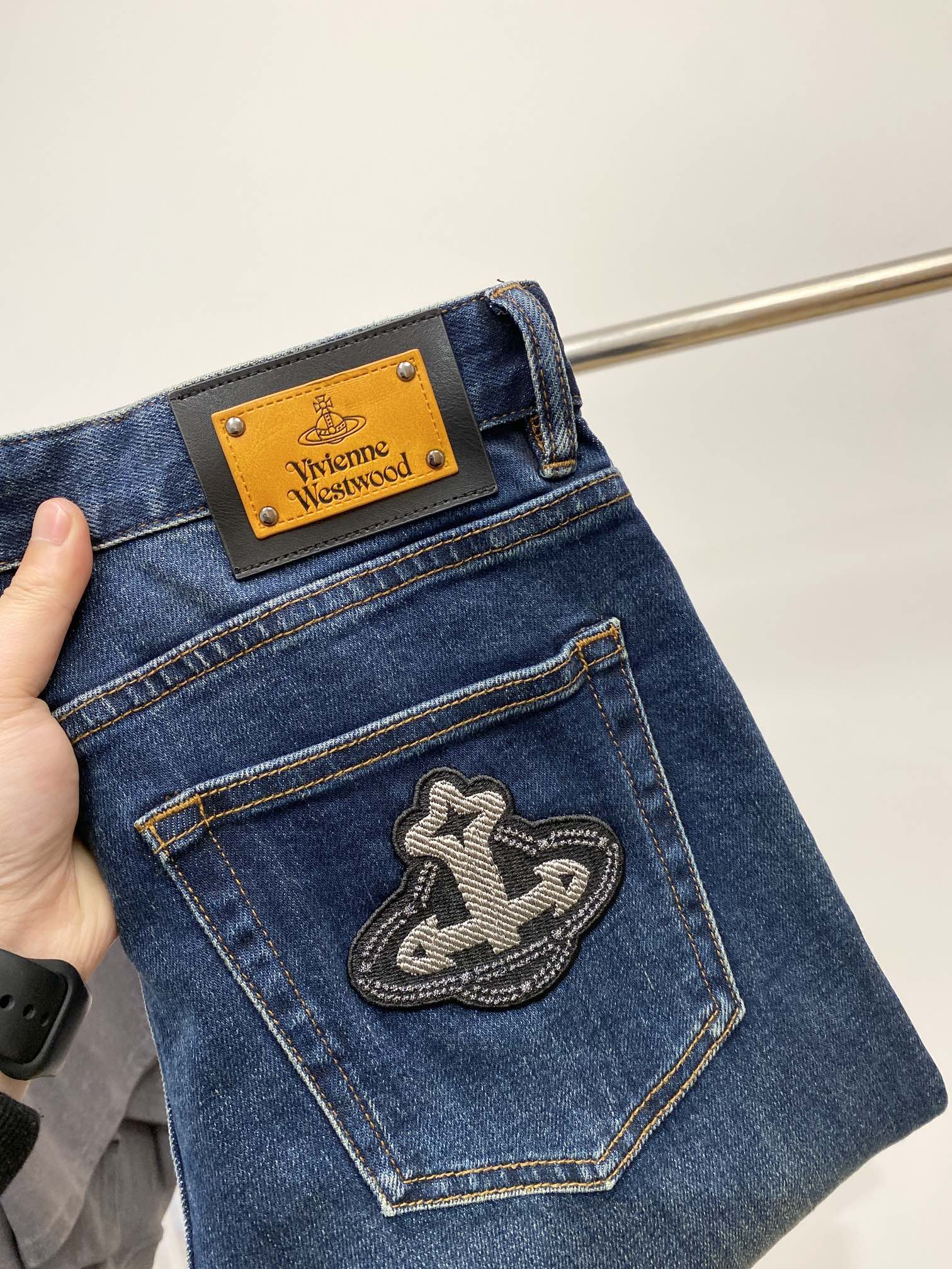 NO:120018,Vivian, 2025 latest products, special counters are available at the same time, original singles, washable casual jeans, imported original washable elastic fabric, comfortable and elastic, original hardware and auxiliary decorative logo, super positive style, extremely high grade, counter quality, fashionable and stylish upper body, 29-36, jeans, alexander wang19860909薇薇安、2025最新品,专柜同步有售,原单狠货,水洗休闲牛仔裤,进口原版水洗弹力面料,舒适有弹性,原版五金辅料装饰logo,版型超正,档次极高,专柜品质,上身时尚有型,码数29-36,,jeans,alexander wang,Men's clothing