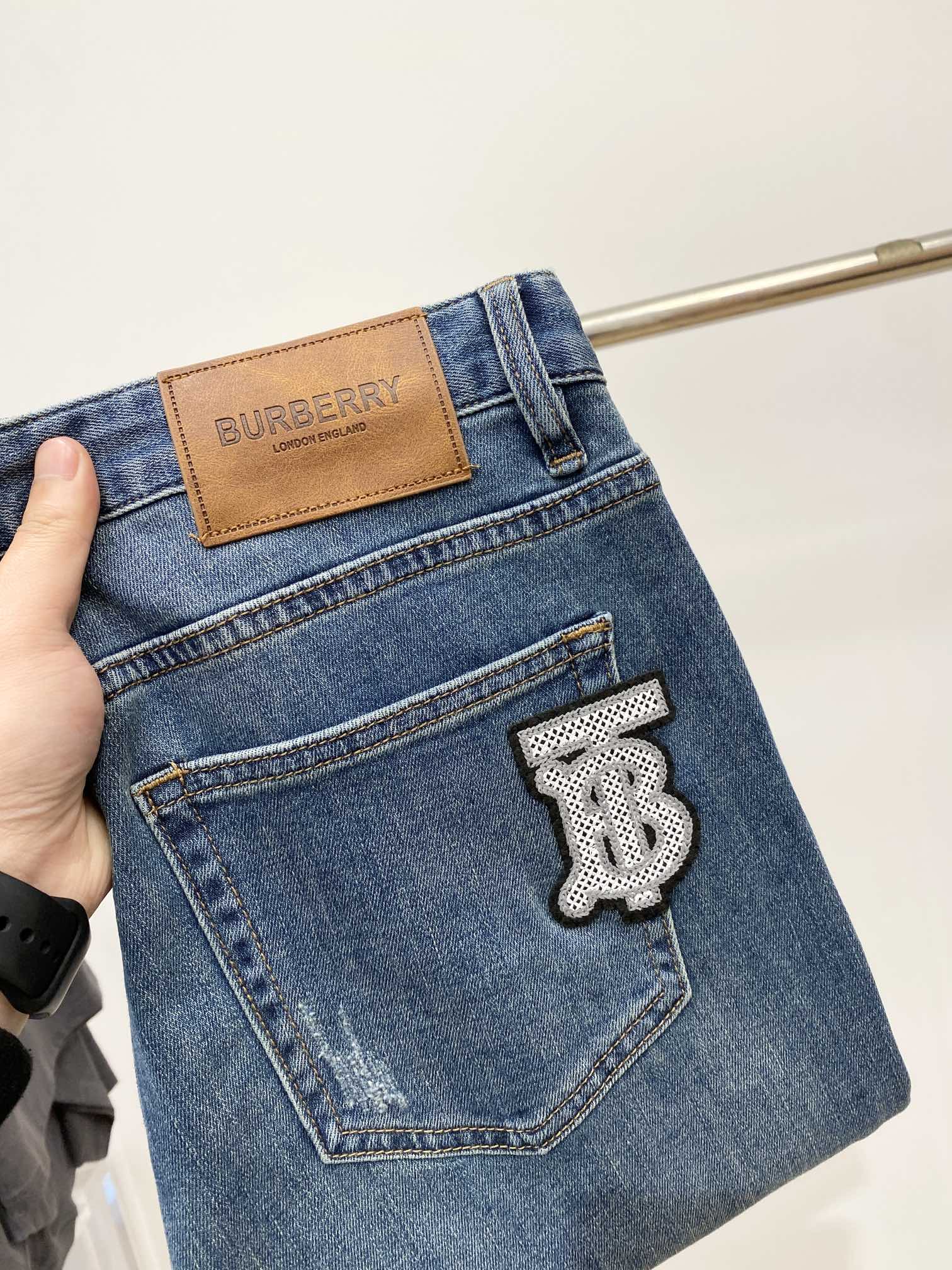 NO:120015,Burberry, 2025 latest products, special counters are available at the same time, original singles, washable casual jeans, imported original washable elastic fabric, comfortable and elastic, original hardware and auxiliary decorative logo, super positive style, extremely high grade, counter quality, fashionable and stylish upper body, 29-36, burberry, jeans, alexander wang19860909巴宝莉、2025最新品,专柜同步有售,原单狠货,水洗休闲牛仔裤,进口原版水洗弹力面料,舒适有弹性,原版五金辅料装饰logo,版型超正,档次极高,专柜品质,上身时尚有型,码数29-36,,burberry,jeans,alexander wang,Men's clothing