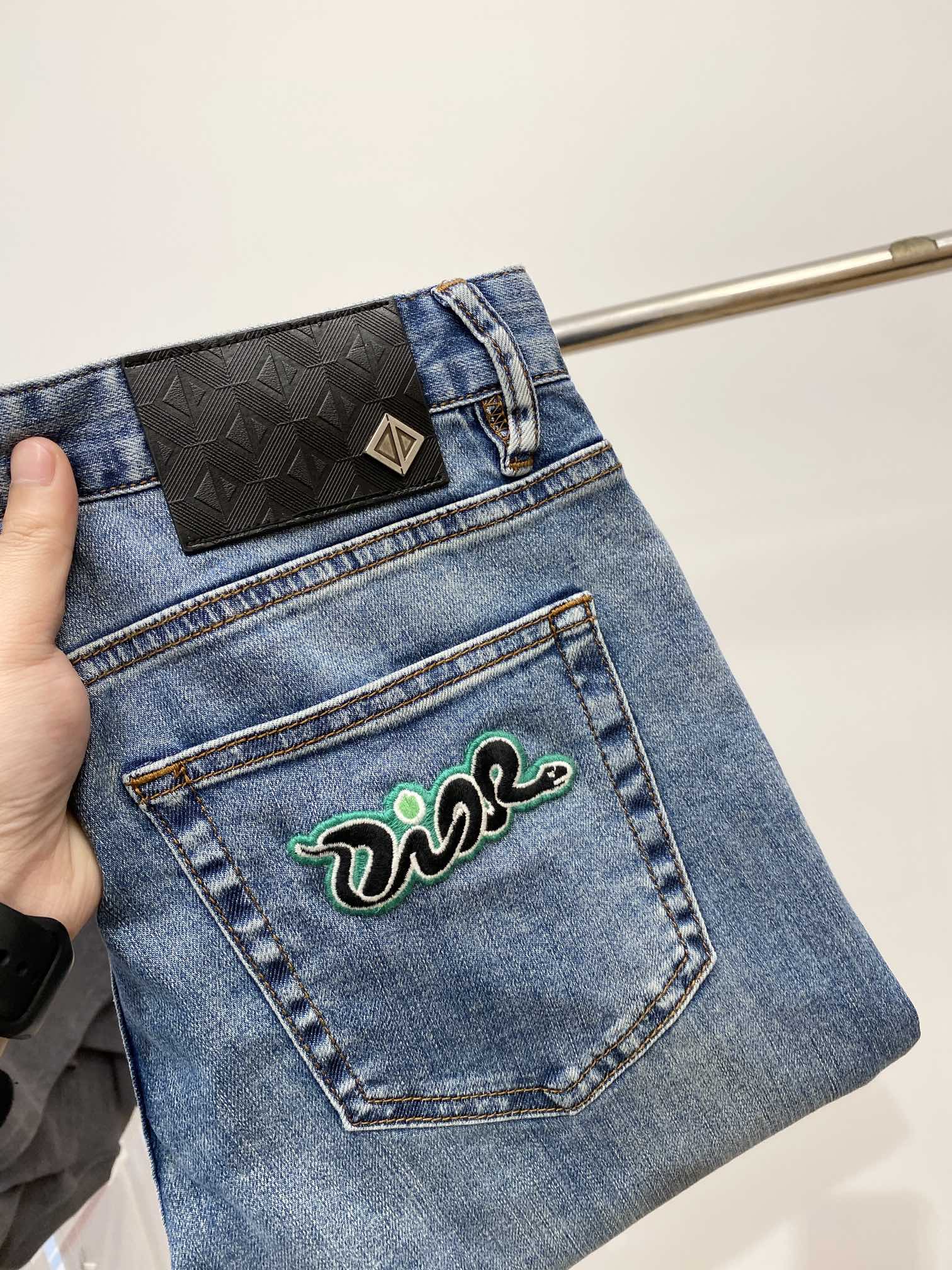 NO:120014,Dior, 2025 latest products, special counters are available at the same time, original singles, washable casual jeans, imported original washable elastic fabric, comfortable and elastic, original hardware and auxiliary decorative logo, super positive style, extremely high grade, counter quality, fashionable and stylish upper body, 29-36,,dior,jeans,alexander wang19860909迪奥、2025最新品,专柜同步有售,原单狠货,水洗休闲牛仔裤,进口原版水洗弹力面料,舒适有弹性,原版五金辅料装饰logo,版型超正,档次极高,专柜品质,上身时尚有型,码数29-36,,dior,jeans,alexander wang,Men's clothing