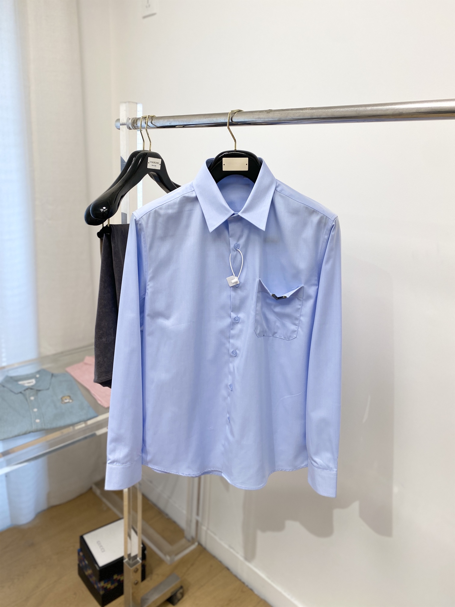 NO:121356,Valentino, 2025 new shirt, fashionable and handsome, simple and versatile, customized original fabric, not only crisp, maintains the trendy silhouette, and is comfortable to wear, and the yarn is more delicate, the number M-3XL, valentino, shirts, alexander wang19860909华伦天奴、2025新品衬衫,时尚帅气,简约百搭款,定制原版面料,不仅挺括,保持潮流的廓形,又穿着舒适,纱织更细腻,码数M-3XL,,valentino,shirts,alexander wang,Men's clothing