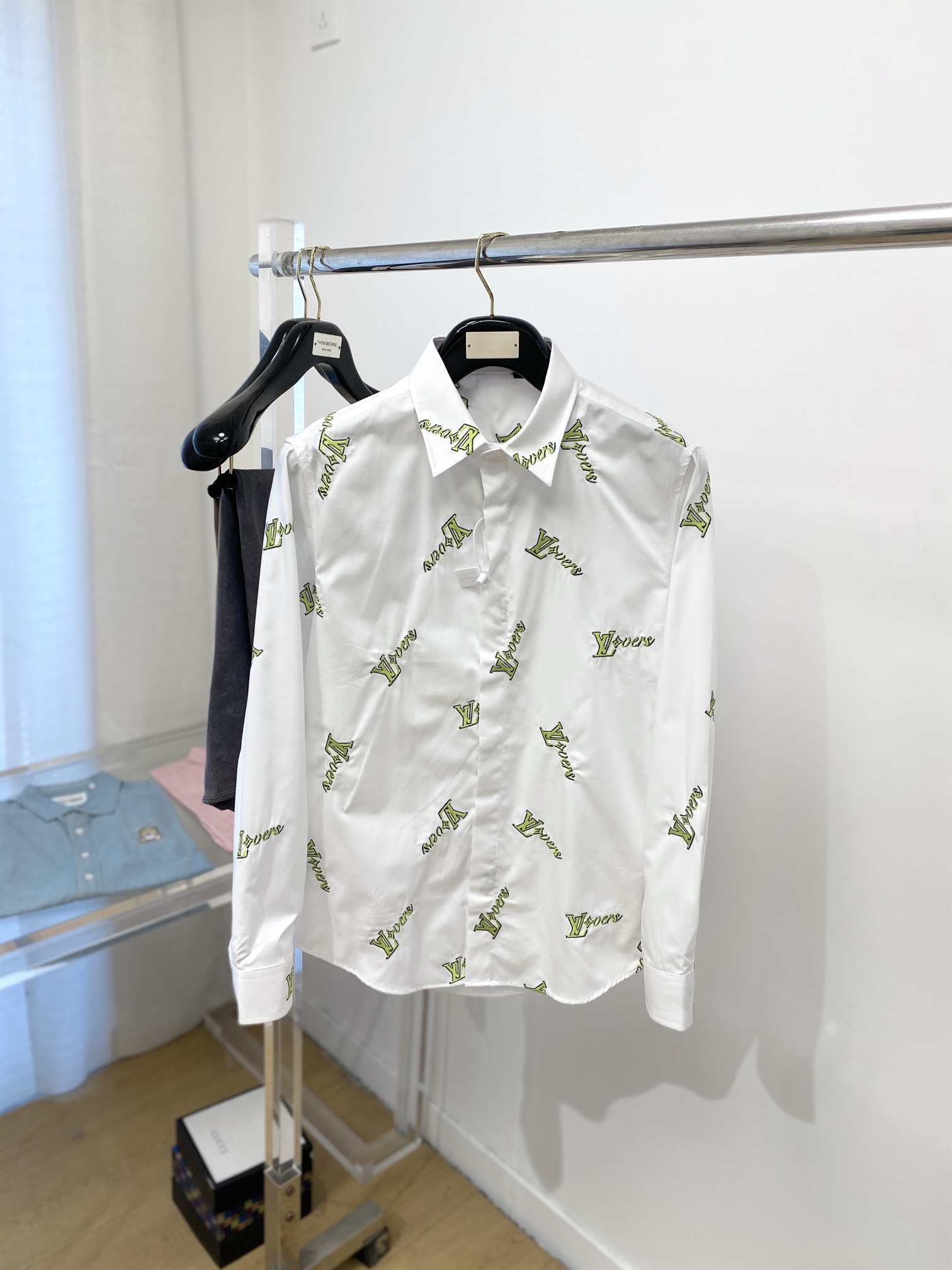 NO:121354,Louis Vuitton, 2025 new shirts, fashionable and handsome, simple and versatile, customized original fabric, not only crisp, maintains the trendy silhouette, and is comfortable to wear, and the yarn is more delicate, the number M-3XL, louis vuitton, shirts, alexander wang19860909路易威登、2025新品衬衫,时尚帅气,简约百搭款,定制原版面料,不仅挺括,保持潮流的廓形,又穿着舒适,纱织更细腻,码数M-3XL,,louis vuitton,shirts,alexander wang,Men's clothing