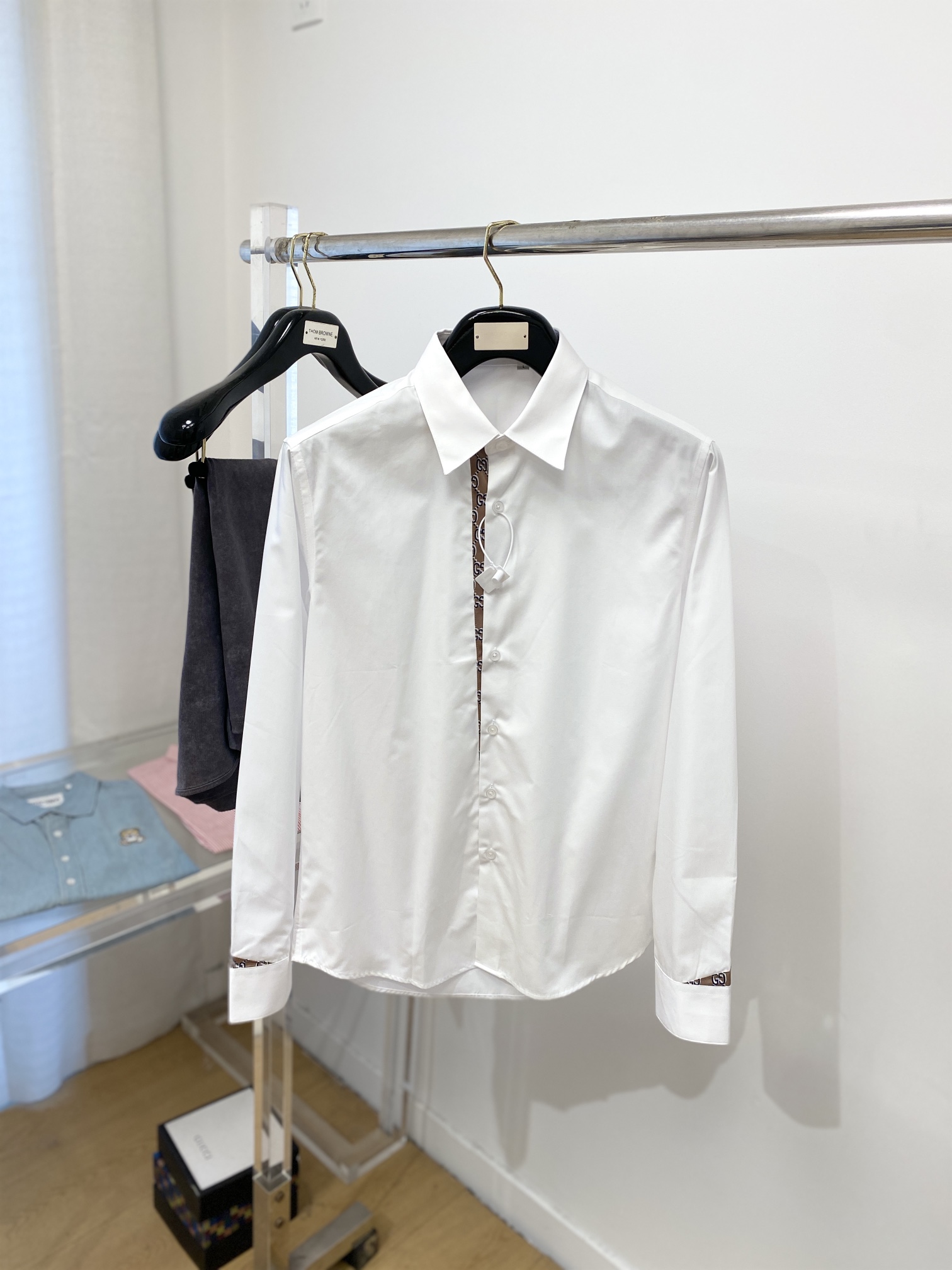 NO:121352,Guqi, 2025 new shirt, fashionable and handsome, simple and versatile, customized original fabric, not only crisp, maintains the trendy silhouette, and is comfortable to wear, the yarn weaving is more delicate, the number M-3XL, shirts, alexander wang19860909古奇、2025新品衬衫,时尚帅气,简约百搭款,定制原版面料,不仅挺括,保持潮流的廓形,又穿着舒适,纱织更细腻,码数M-3XL,,shirts,alexander wang,Men's clothing