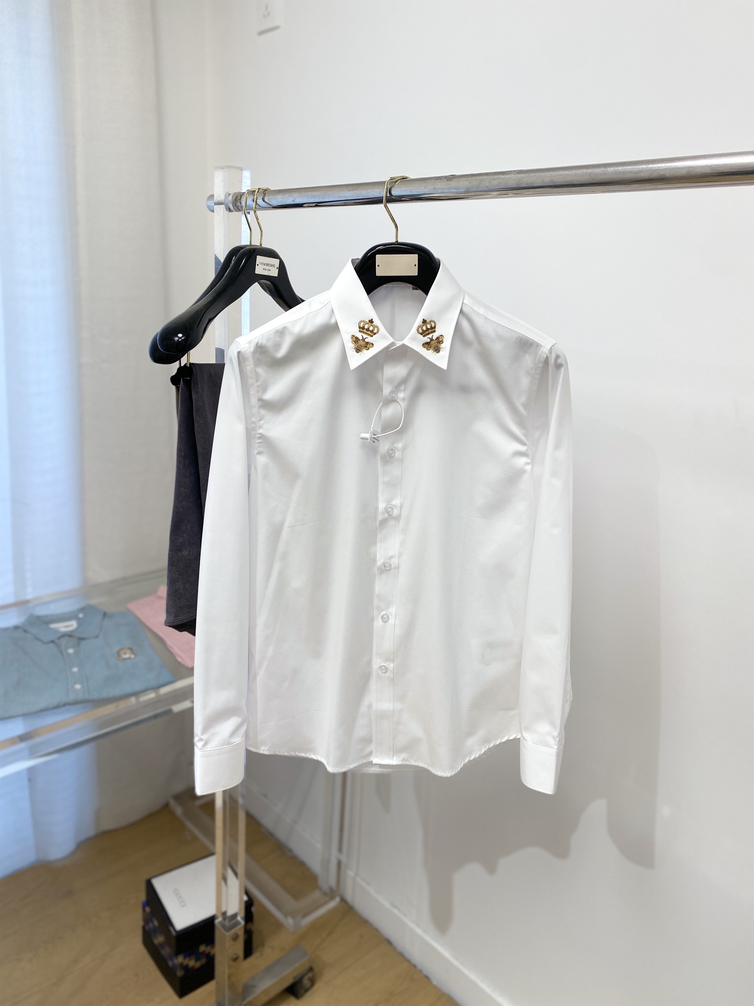 NO:121350,DG, 2025 new shirt, fashionable and handsome, simple and versatile, customized original fabric, not only crisp, maintains the trendy silhouette, and is comfortable to wear, and the yarn is more delicate, the number M-3XL, Dolce & Gabbana, shirts, alexander wang19860909DG、2025新品衬衫,时尚帅气,简约百搭款,定制原版面料,不仅挺括,保持潮流的廓形,又穿着舒适,纱织更细腻,码数M-3XL,,Dolce&Gabbana,shirts,alexander wang,Men's clothing