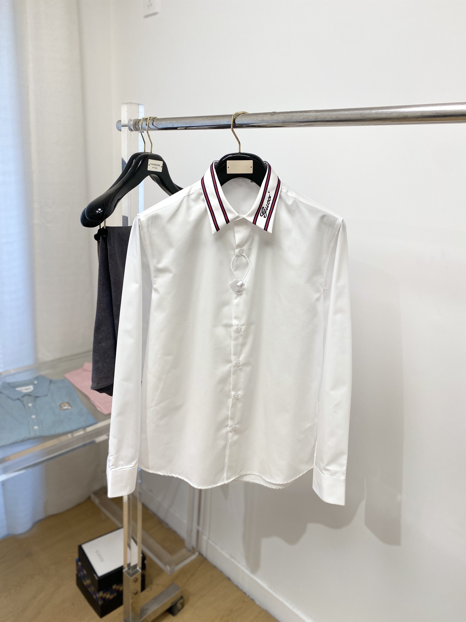 NO:121348,Guqi, 2025 new shirt, fashionable and handsome, simple and versatile, customized original fabric, not only crisp, maintains the trendy silhouette, and is comfortable to wear, the yarn weaving is more delicate, the number M-3XL, shirts, alexander wang19860909古奇、2025新品衬衫,时尚帅气,简约百搭款,定制原版面料,不仅挺括,保持潮流的廓形,又穿着舒适,纱织更细腻,码数M-3XL,,shirts,alexander wang,Men's clothing