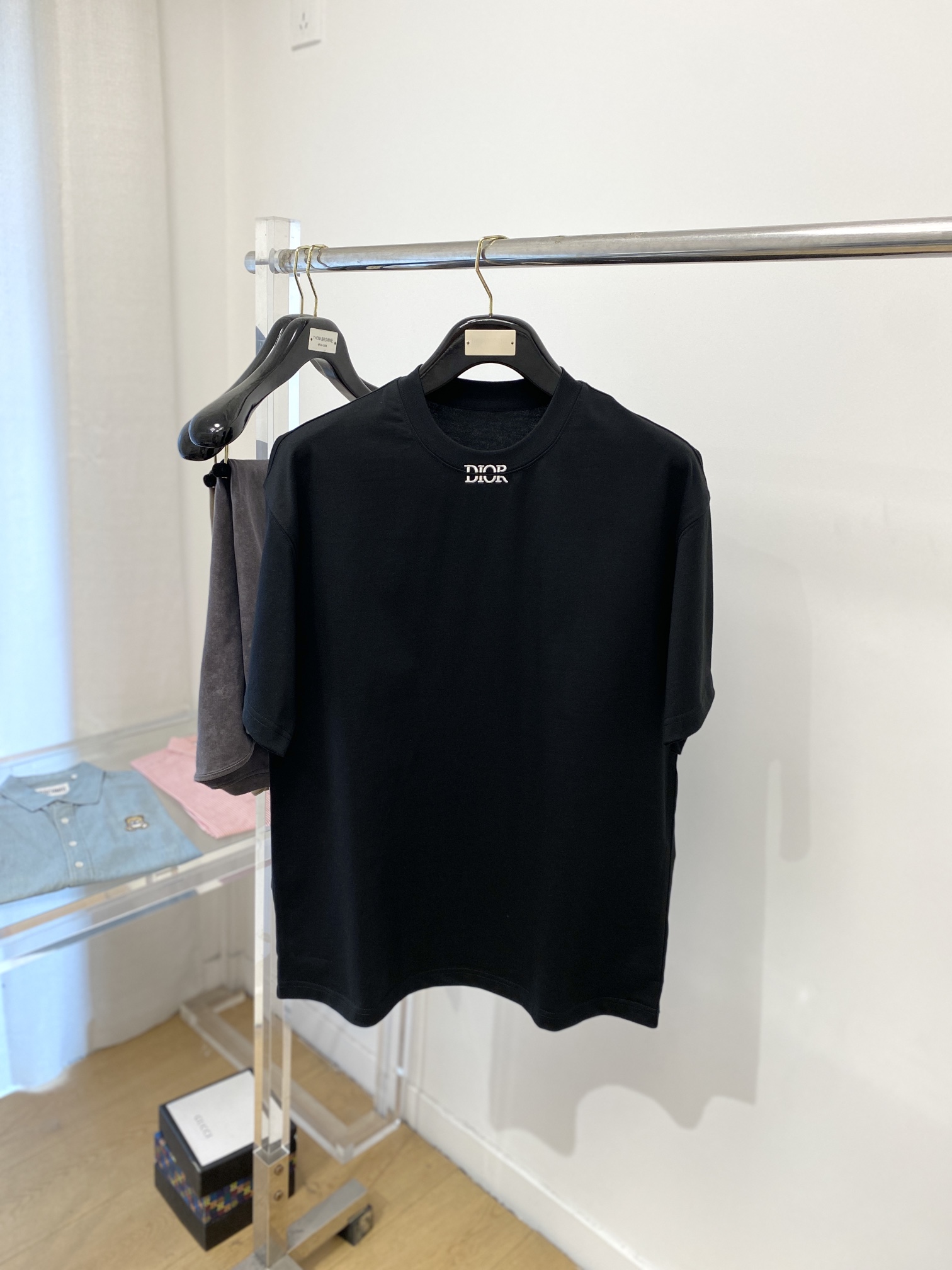 NO:121346,Dior, the latest short-sleeved T-shirt in 2025, handsome and fashionable, top-grade printed letter logo on the chest, simple and versatile style. The fabric cotton is not only crisp, maintains the trendy silhouette, but also comfortable to wear, and the yarn is more delicate, the number of codes M- XXL,,dior,T-shirt,tees,t-shirt,alexander wang19860909迪奥、2025最新款短袖T恤,帅气时尚,胸口顶级印花字母logo,简约百搭款.面料棉 不仅挺括,保持潮流的廓形,又穿着舒适,纱织更细腻,码数M- XXL,,dior,T-shirt,tees，t-shirt,alexander wang,Men's clothing