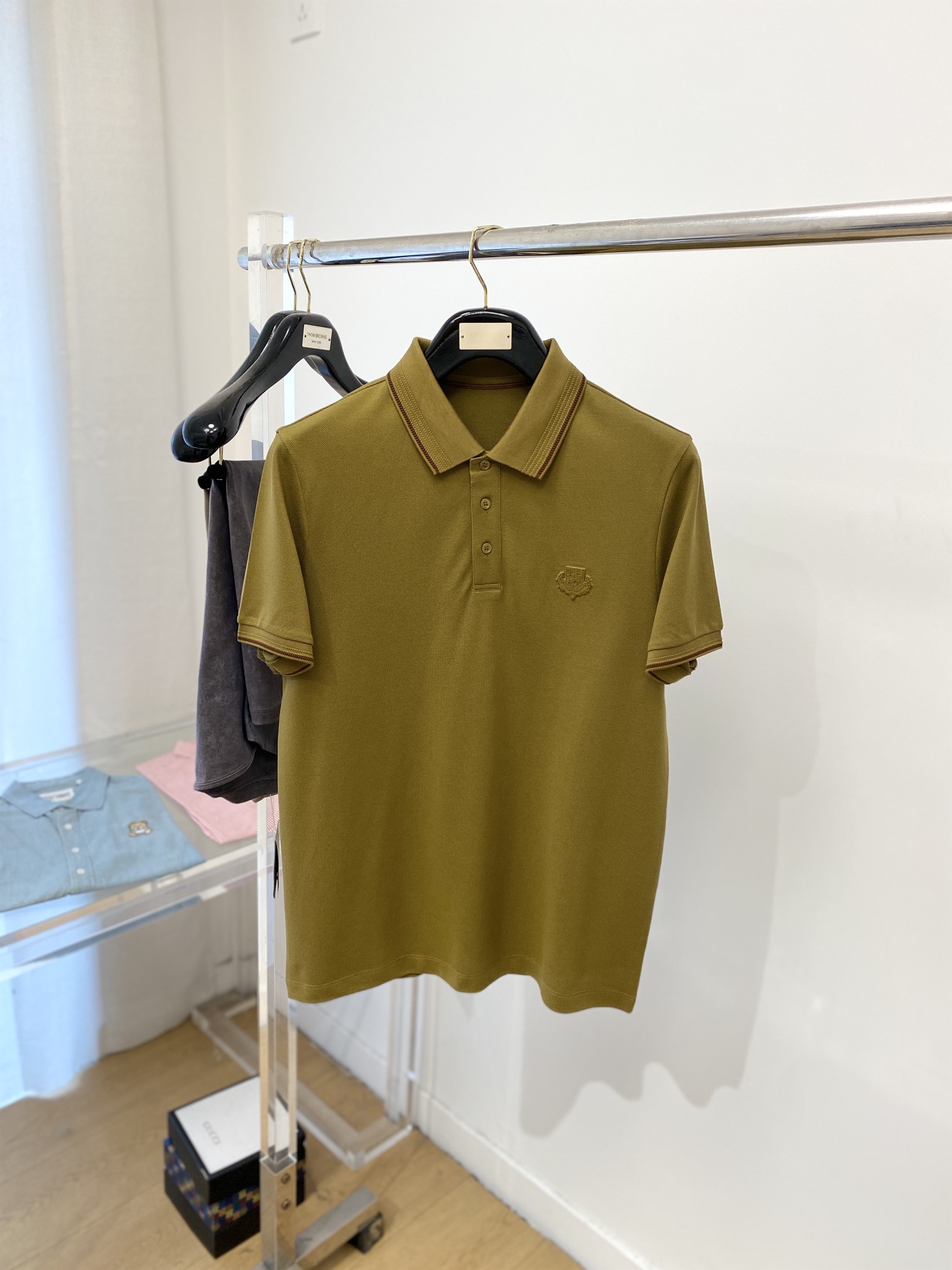 NO:121343,LP, the latest short-sleeved T-shirt in 2025, handsome and fashionable, with concave embroidered pattern letter logo on the chest, simple and versatile style. Fabric cotton is not only crisp, maintains a fashionable silhouette, but also comfortable to wear, and the yarn is more delicate, the number M-3XL, loro piana, T-shirt, tees, t-shirt, alexander wang19860909LP、2025最新款短袖T恤,帅气时尚,胸前凹凸刺绣图案字母logo,简约百搭款.面料棉 不仅挺括,保持潮流的廓形,又穿着舒适,纱织更细腻,码数M-3XL,,loro piana,T-shirt,tees，t-shirt,alexander wang,Men's clothing