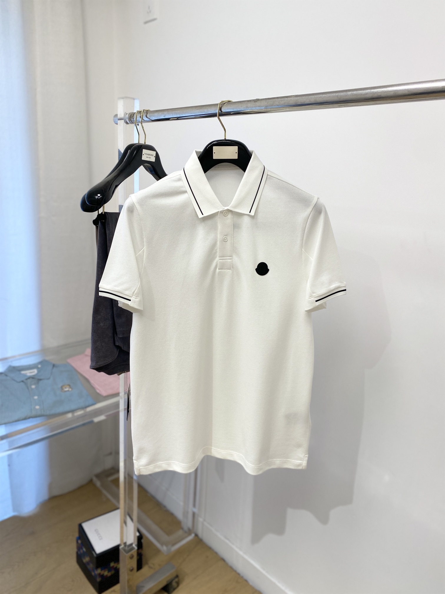 NO:121334,The latest short-sleeved T-shirt in 2025, handsome and fashionable, chest embroidered decorative pattern logo, simple and versatile style. The fabric cotton is not only crisp, maintains the trendy silhouette, but also comfortable to wear, and the yarn is more delicate, the number M-3XL, Moncler, T-shirt,tees, t-shirt,alexander wang19860909蒙口、2025最新款短袖T恤,帅气时尚,胸前刺绣装饰图案logo,简约百搭款.面料棉 不仅挺括,保持潮流的廓形,又穿着舒适,纱织更细腻,码数M-3XL,,Moncler,T-shirt,tees，t-shirt,alexander wang,Men's clothing