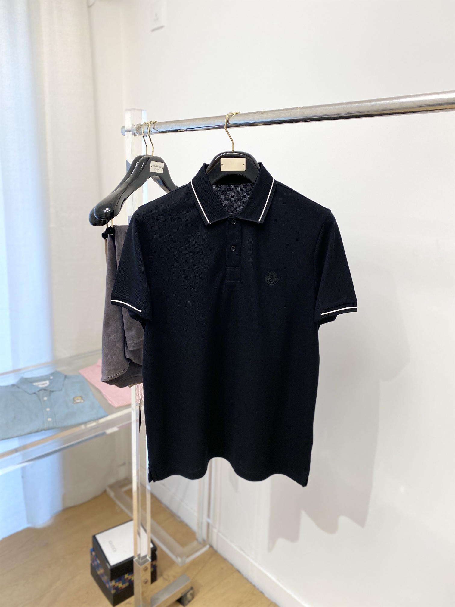 NO:121331,The latest short-sleeved T-shirt in 2025, handsome and fashionable, chest embroidered decorative pattern logo, simple and versatile style. The fabric cotton is not only crisp, maintains the trendy silhouette, but also comfortable to wear, and the yarn is more delicate, the number M-3XL, Moncler, T-shirt,tees, t-shirt,alexander wang19860909蒙口、2025最新款短袖T恤,帅气时尚,胸前刺绣装饰图案logo,简约百搭款.面料棉 不仅挺括,保持潮流的廓形,又穿着舒适,纱织更细腻,码数M-3XL,,Moncler,T-shirt,tees，t-shirt,alexander wang,Men's clothing