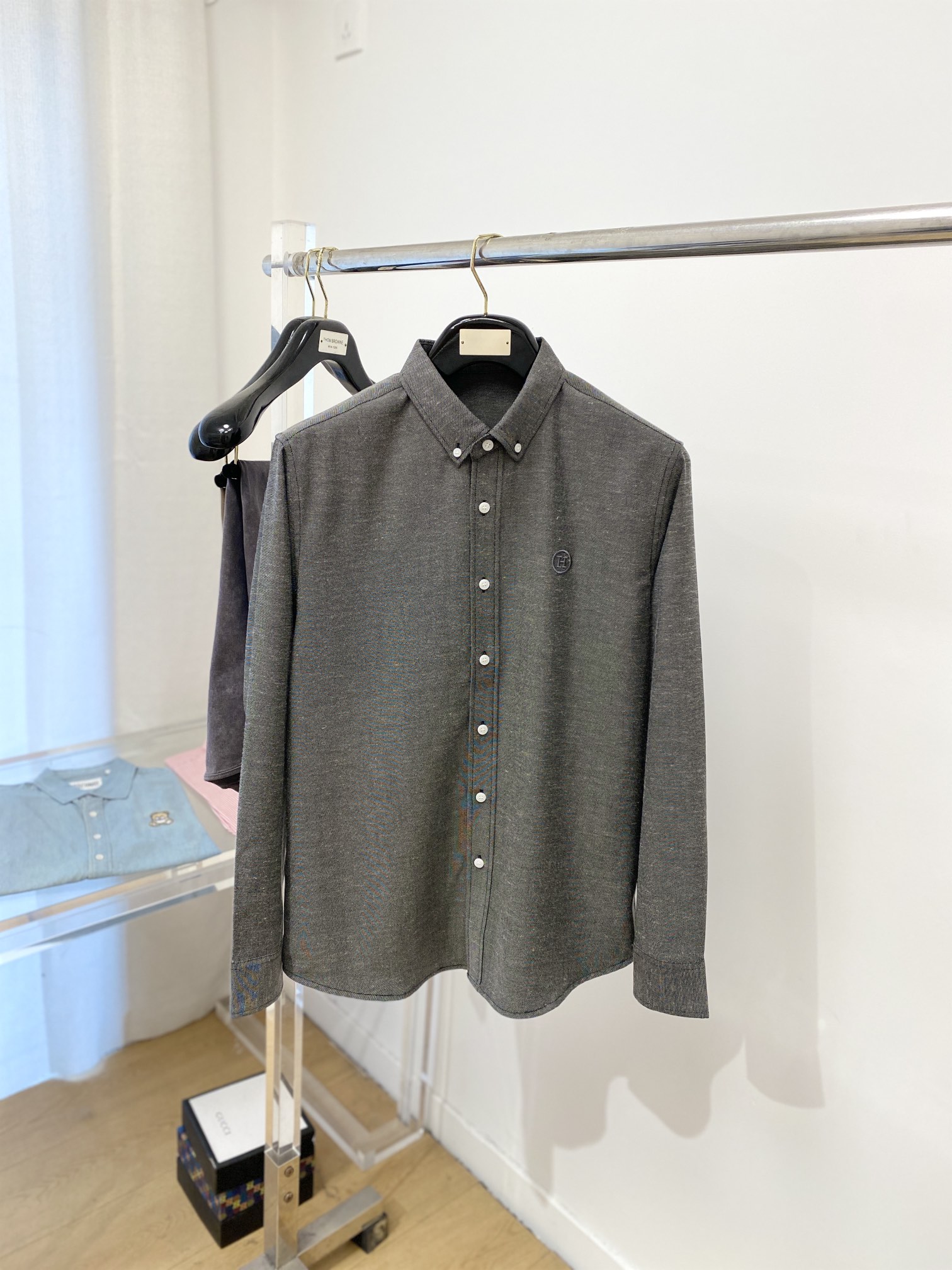 NO:121328,Hermes, 2025 new shirts, fashionable and handsome, simple and versatile, customized original fabric, not only crisp, maintains the trendy silhouette, and is comfortable to wear, and the yarn is more delicate, the number M-3XL, hermes, shirts, alexander wang19860909爱马仕、2025新品衬衫,时尚帅气,简约百搭款,定制原版面料,不仅挺括,保持潮流的廓形,又穿着舒适,纱织更细腻,码数M-3XL,,hermes,shirts,alexander wang,Men's clothing