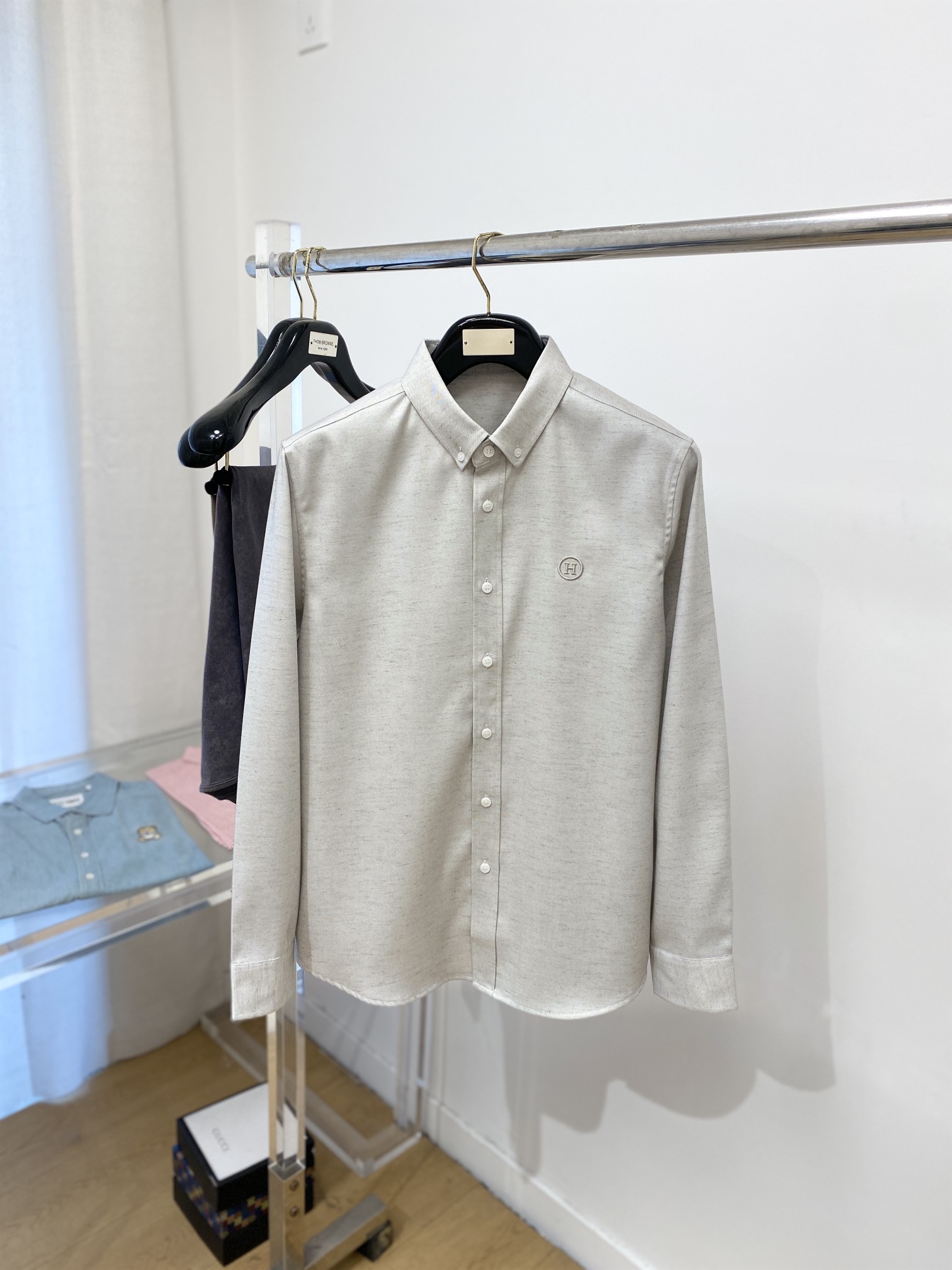 NO:121325,Hermes, 2025 new shirts, fashionable and handsome, simple and versatile, customized original fabric, not only crisp, maintains the trendy silhouette, and is comfortable to wear, and the yarn is more delicate, the number M-3XL, hermes, shirts, alexander wang19860909爱马仕、2025新品衬衫,时尚帅气,简约百搭款,定制原版面料,不仅挺括,保持潮流的廓形,又穿着舒适,纱织更细腻,码数M-3XL,,hermes,shirts,alexander wang,Men's clothing