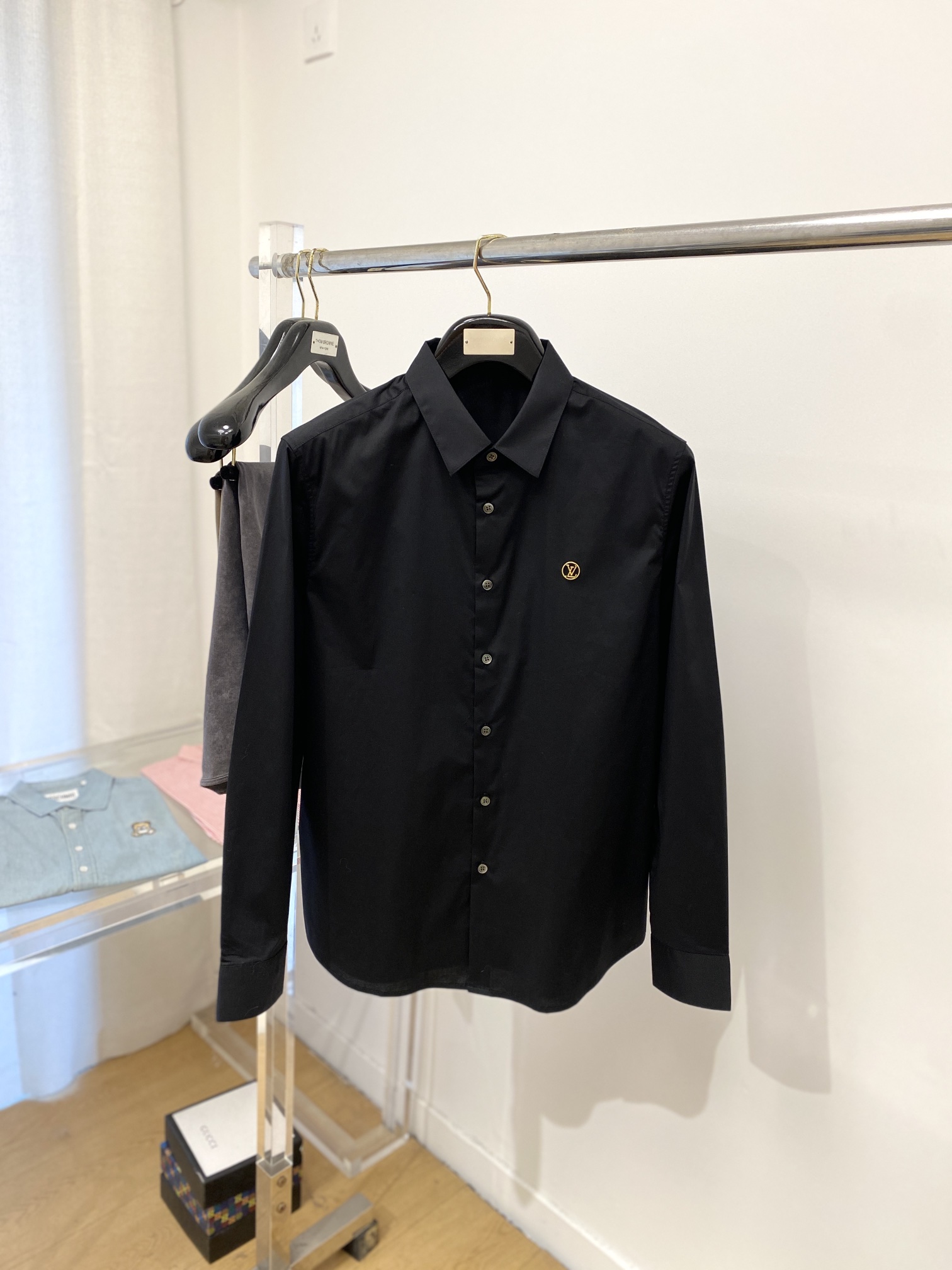 NO:121322,Louis Vuitton, 2025 new shirts, fashionable and handsome, simple and versatile, customized original fabric, not only crisp, maintains the trendy silhouette, and is comfortable to wear, and the yarn is more delicate, the number M-3XL, louis vuitton, shirts, alexander wang19860909路易威登、2025新品衬衫,时尚帅气,简约百搭款,定制原版面料,不仅挺括,保持潮流的廓形,又穿着舒适,纱织更细腻,码数M-3XL,,louis vuitton,shirts,alexander wang,Men's clothing