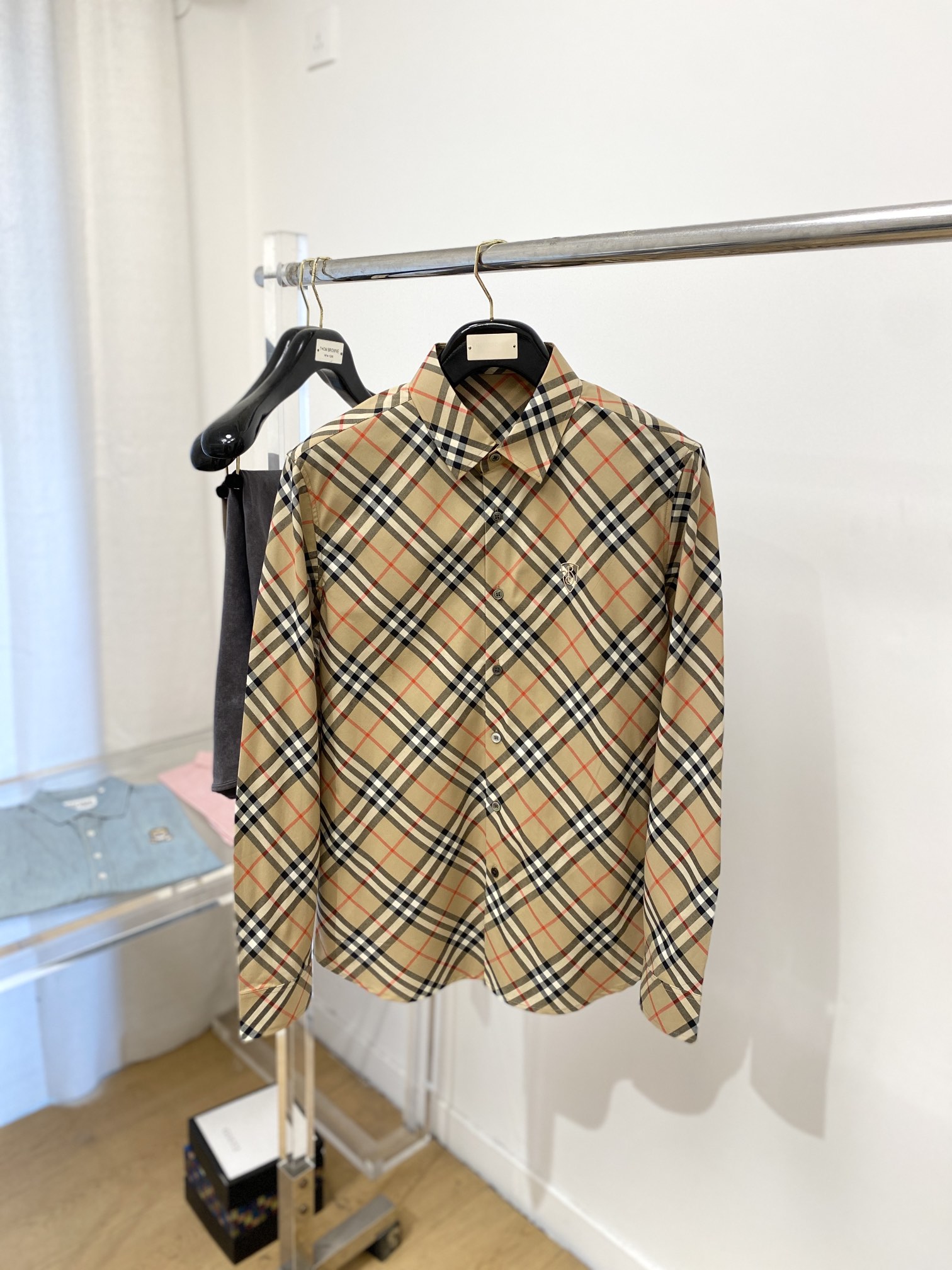 NO:121341,Burberry, 2025 new shirt, fashionable and handsome, simple and versatile, customized original fabric, not only crisp, maintains the trendy silhouette, and is comfortable to wear, and the yarn is more delicate, the number M-3XL, burberry, shirts, alexander wang19860909巴宝莉、2025新品衬衫,时尚帅气,简约百搭款,定制原版面料,不仅挺括,保持潮流的廓形,又穿着舒适,纱织更细腻,码数M-3XL,,burberry,shirts,alexander wang,Men's clothing