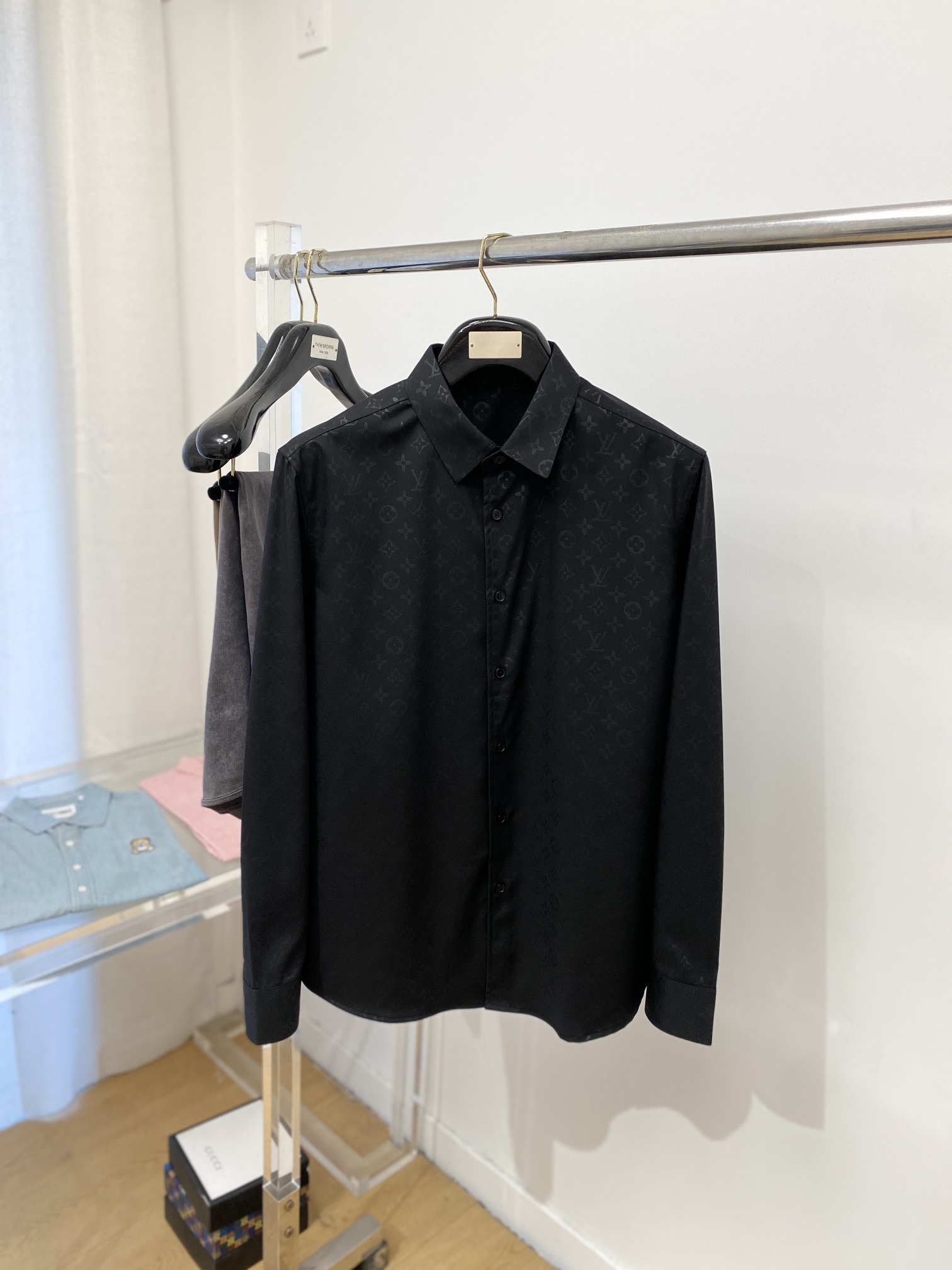 NO:121338,Louis Vuitton, 2025 new shirts, fashionable and handsome, simple and versatile, customized original fabric, not only crisp, maintains the trendy silhouette, and is comfortable to wear, and the yarn is more delicate, the number M-3XL, louis vuitton, shirts, alexander wang19860909路易威登、2025新品衬衫,时尚帅气,简约百搭款,定制原版面料,不仅挺括,保持潮流的廓形,又穿着舒适,纱织更细腻,码数M-3XL,,louis vuitton,shirts,alexander wang,Men's clothing