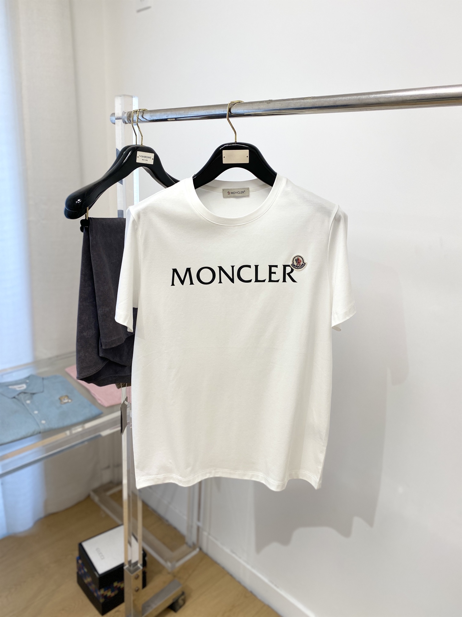 NO:121363,The latest short-sleeved T-shirt in 2025, handsome and fashionable, top-grade printed glue embroidery decorative pattern letter logo on the chest, simple and versatile style. The fabric cotton is not only crisp, maintains the trendy silhouette, but also comfortable to wear, and the yarn is more delicate, and the number of codes M- XXXL,,Moncler,T-shirt,tees,t-shirt,alexander wang19860909蒙口、2025最新款短袖T恤,帅气时尚,胸口顶级印胶刺绣装饰图案字母logo,简约百搭款.面料棉 不仅挺括,保持潮流的廓形,又穿着舒适,纱织更细腻,码数M- XXXL,,Moncler,T-shirt,tees，t-shirt,alexander wang,Men's clothing