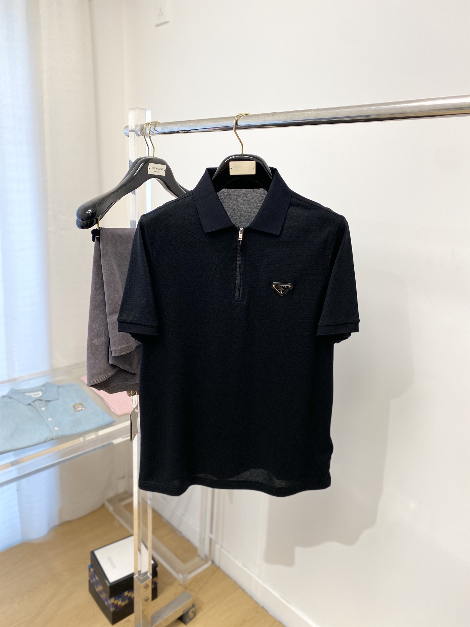 NO:121359,Prada, the latest short-sleeved T-shirt in 2025, handsome and fashionable, chest hardware decorative triangle logo, simple and versatile style. Fabric cotton is not only crisp, maintains a fashionable silhouette, but also comfortable to wear, and the yarn is more delicate, and the number of codes M- XXXL,,prada,T-shirt,tees,t-shirt,alexander wang19860909普拉达、 2025最新款短袖T恤,帅气时尚,胸前五金装饰三角标logo,简约百搭款.面料棉 不仅挺括,保持潮流的廓形,又穿着舒适,纱织更细腻,码数M- XXXL,,prada,T-shirt,tees，t-shirt,alexander wang,Men's clothing