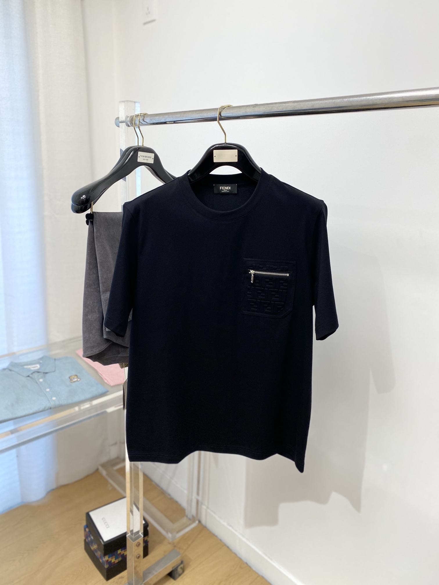 NO:121357,Fendi, the latest short-sleeved T-shirt in 2025, handsome and fashionable, with concave and convex letter logo on the chest, simple and versatile style. The fabric cotton is not only crisp, maintains the trendy silhouette, but also comfortable to wear, and the yarn is more delicate, and the number of codes M- XXXL,,fendi,T-shirt,tees,t-shirt,alexander wang19860909芬迪、 2025最新款短袖T恤,帅气时尚,胸前设计凹凸字母logo,简约百搭款.面料棉 不仅挺括,保持潮流的廓形,又穿着舒适,纱织更细腻,码数M- XXXL,,fendi,T-shirt,tees，t-shirt,alexander wang,Men's clothing