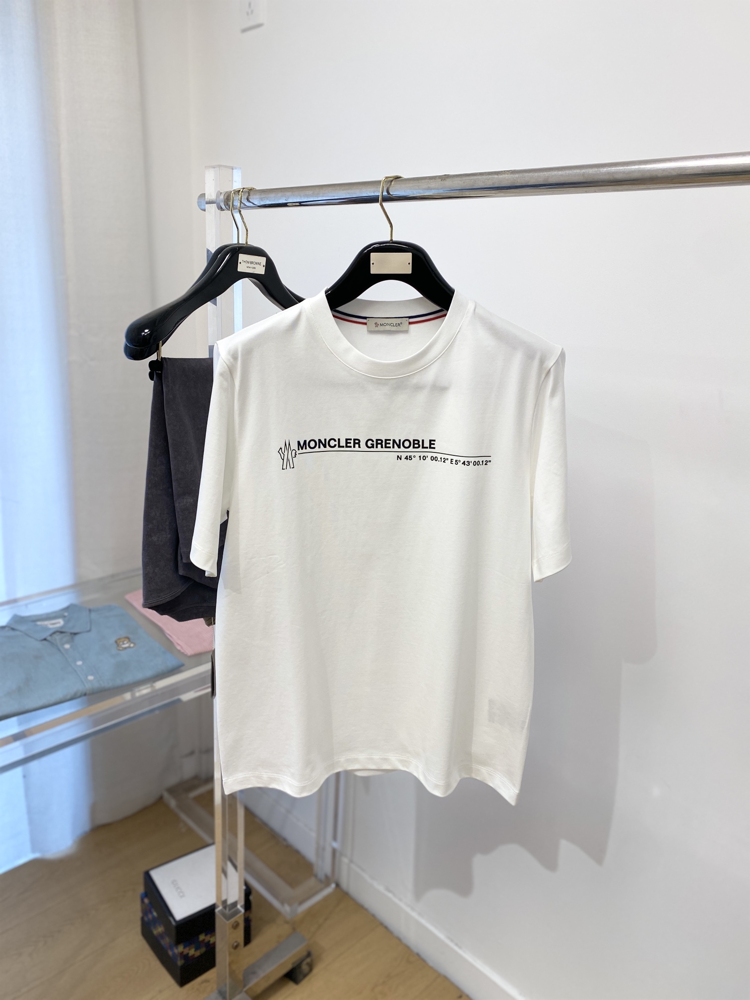 NO:121355,The latest short-sleeved T-shirt in 2025, handsome and fashionable, top-grade glue-printed letter logo on the chest, simple and versatile style. The fabric cotton is not only crisp, maintains the trendy silhouette, but also comfortable to wear, and the yarn is more delicate, and the number of codes M- XXXL,,Moncler,T-shirt,tees,t-shirt,alexander wang19860909蒙口、 2025最新款短袖T恤,帅气时尚,胸前顶级印胶图案字母logo,简约百搭款.面料棉 不仅挺括,保持潮流的廓形,又穿着舒适,纱织更细腻,码数M- XXXL,,Moncler,T-shirt,tees，t-shirt,alexander wang,Men's clothing