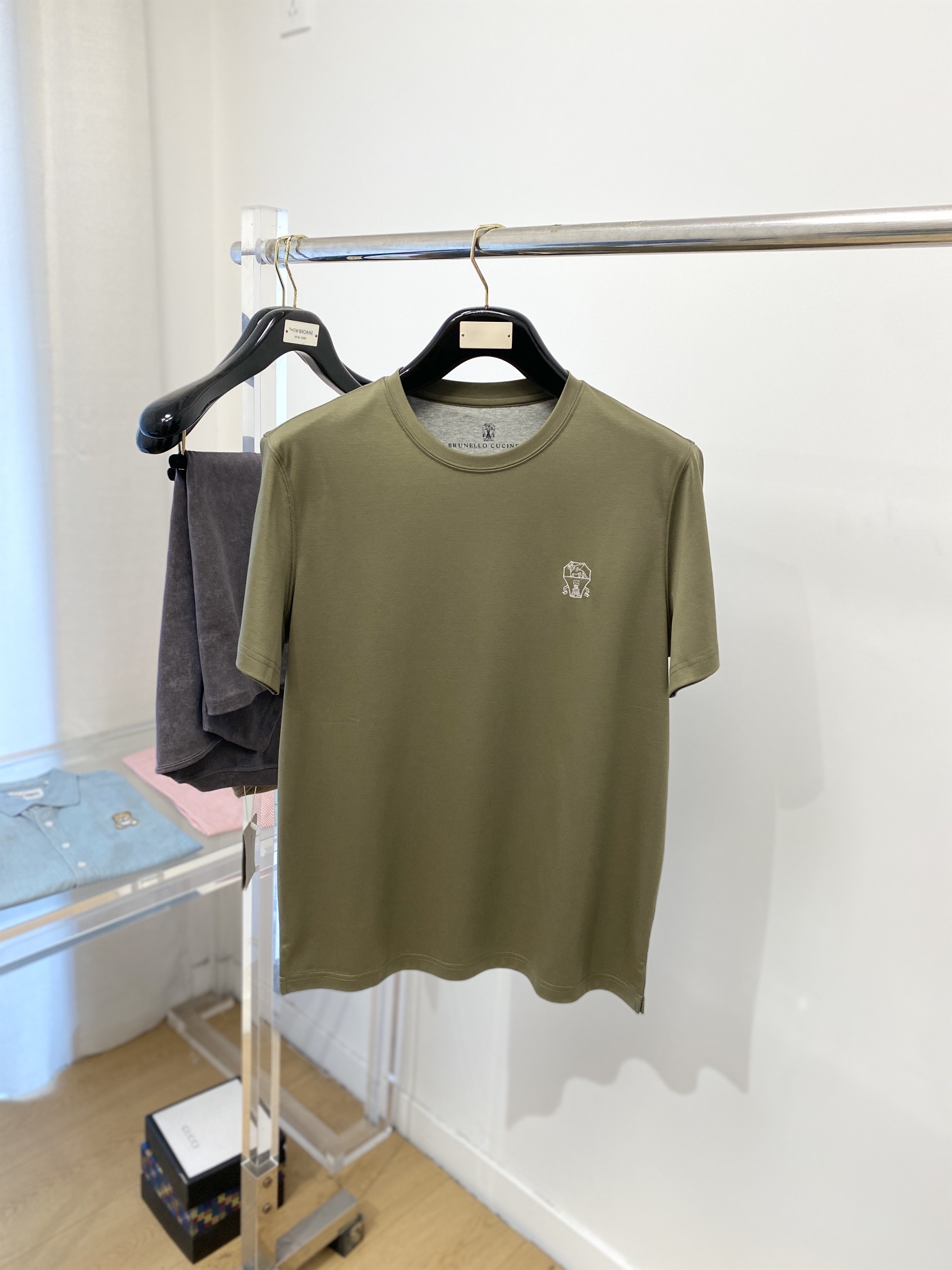 NO:121353,Brunello Cuc1nelli, the latest short-sleeved T-shirt in 2025, handsome and fashionable, exquisite embroidered pattern logo on the chest, simple and versatile style. The fabric cotton is not only crisp, maintains the trendy silhouette, but also comfortable to wear, and the yarn is more delicate, the number of codes M- XXXL,,brunello cucinelli,T-shirt,tees,t-shirt,alexander wang19860909Brunello Cuc1nelli、 2025最新款短袖T恤,帅气时尚,胸前精致刺绣图案logo,简约百搭款.面料棉 不仅挺括,保持潮流的廓形,又穿着舒适,纱织更细腻,码数M- XXXL,,brunello cucinelli,T-shirt,tees，t-shirt,alexander wang,Men's clothing