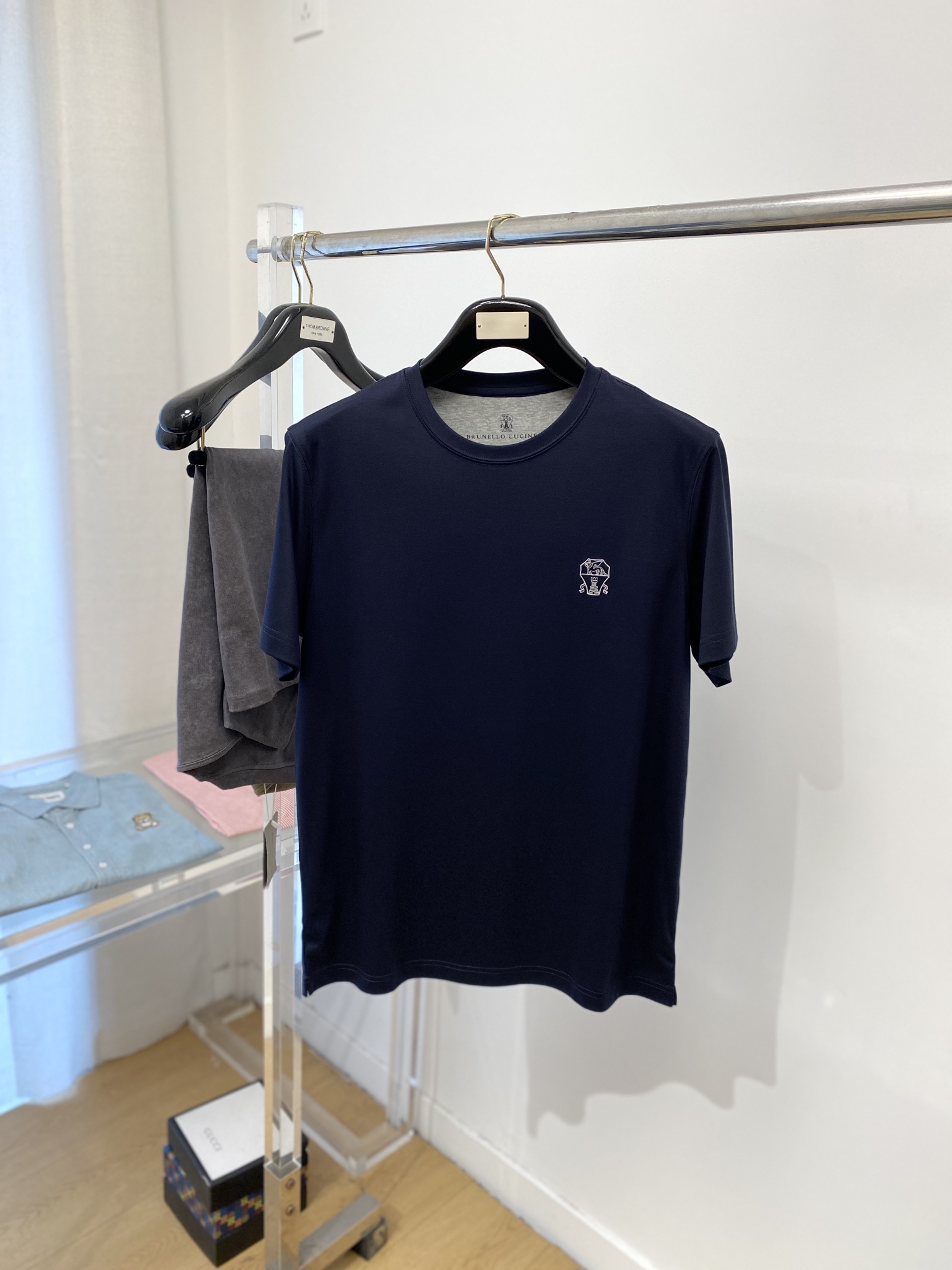 NO:121351,Brunello Cuc1nelli, the latest short-sleeved T-shirt in 2025, handsome and fashionable, exquisite embroidered pattern logo on the chest, simple and versatile style. The fabric cotton is not only crisp, maintains the trendy silhouette, but also comfortable to wear, and the yarn is more delicate, the number of codes M- XXXL,,brunello cucinelli,T-shirt,tees,t-shirt,alexander wang19860909Brunello Cuc1nelli、 2025最新款短袖T恤,帅气时尚,胸前精致刺绣图案logo,简约百搭款.面料棉 不仅挺括,保持潮流的廓形,又穿着舒适,纱织更细腻,码数M- XXXL,,brunello cucinelli,T-shirt,tees，t-shirt,alexander wang,Men's clothing