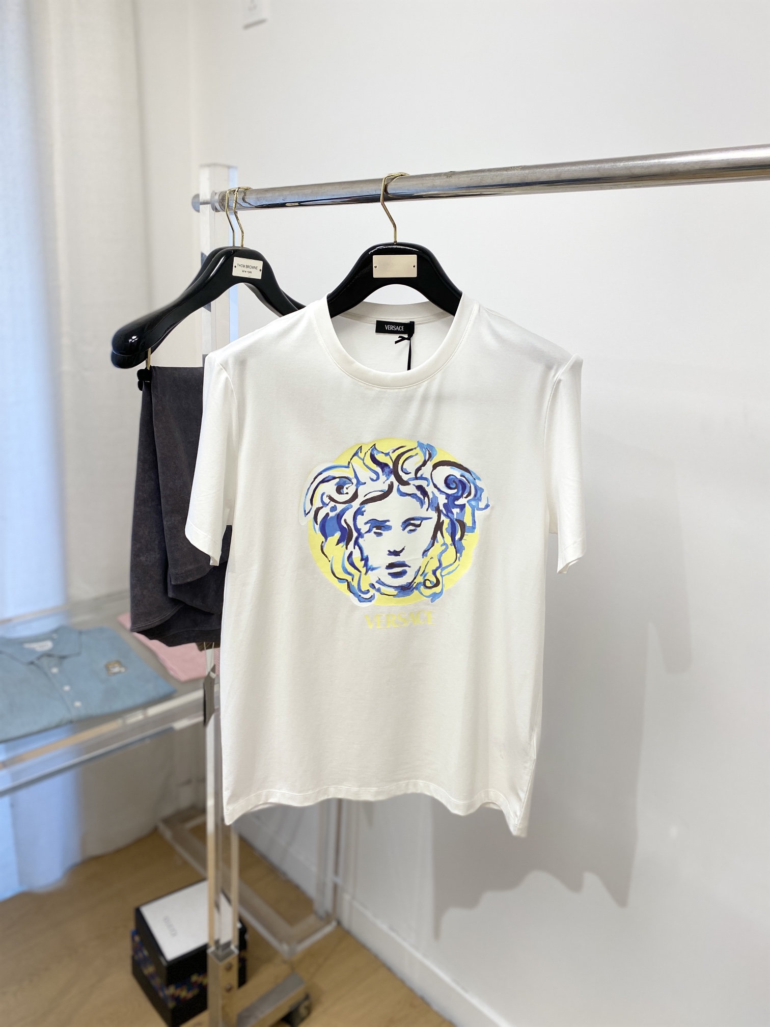 NO:127540,Versace, the latest short-sleeved T-shirt in 2025, handsome and fashionable, top-grade printed pattern logo on the chest, simple and versatile style. The fabric cotton is not only crisp, maintains the trendy silhouette, but also comfortable to wear, and the yarn is more delicate, the number M-3XL, versace, T-shirt, tees, t-shirt, alexander wang19860909范思哲、2025最新款短袖T恤,帅气时尚,胸前顶级印花图案logo,简约百搭款.面料棉 不仅挺括,保持潮流的廓形,又穿着舒适,纱织更细腻,码数M-3XL,,versace,T-shirt,tees，t-shirt,alexander wang,Men's clothing